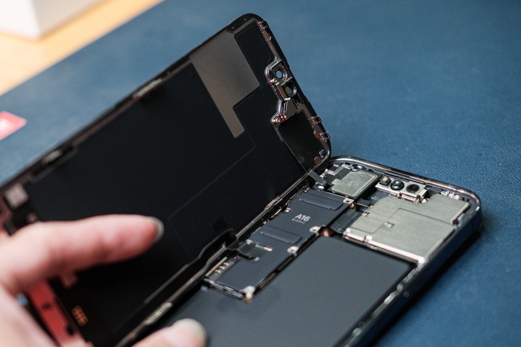 Diem de truc trac tren iPhone 14 Pro hinh anh