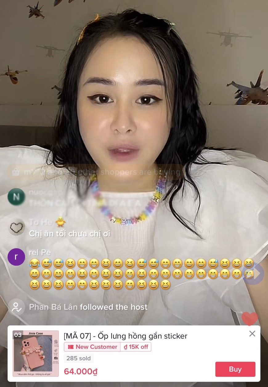 Tina Duong livestream anh 1