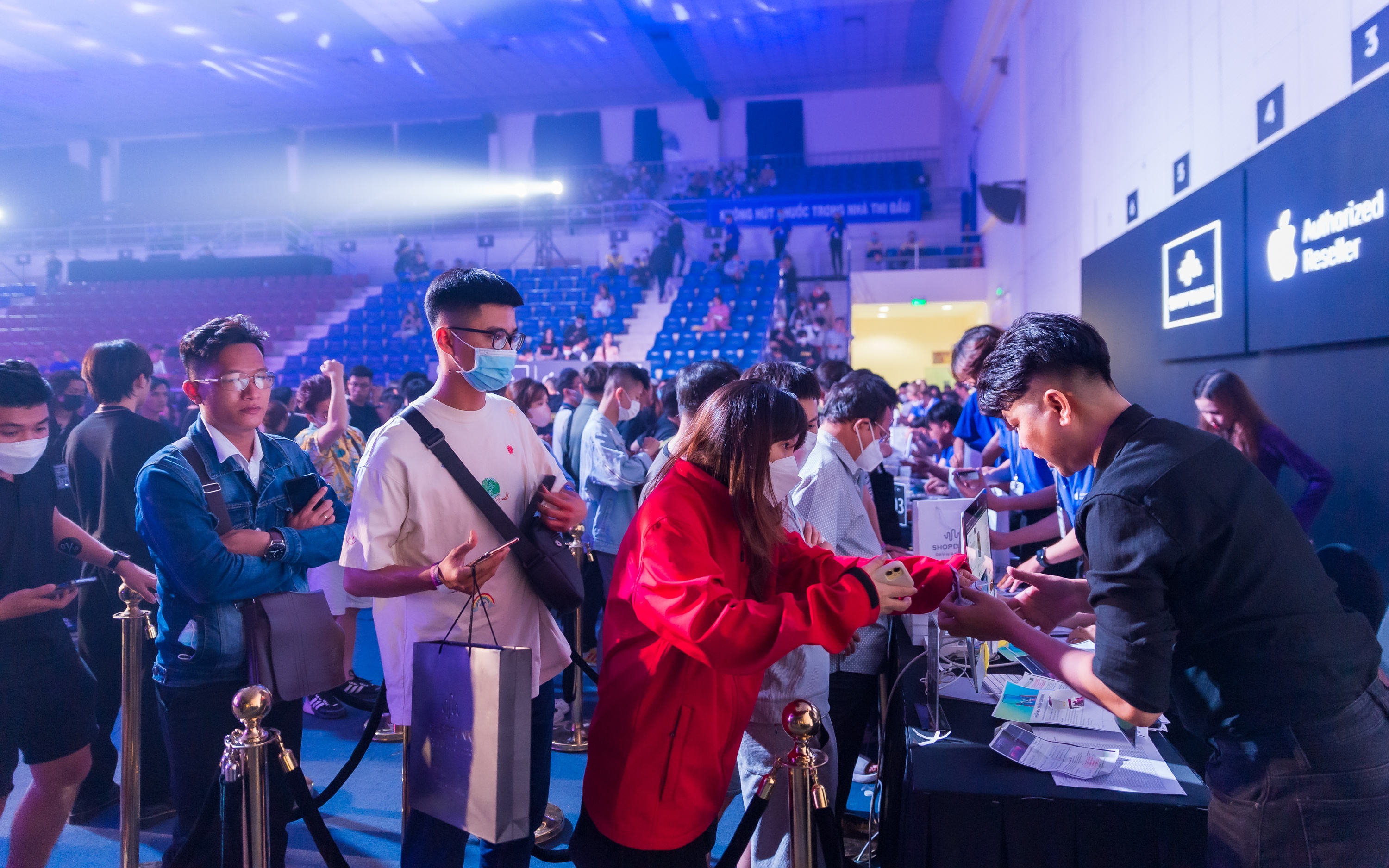 Thue nha thi dau, xe buyt 2 tang de mo ban iPhone 14 hinh anh