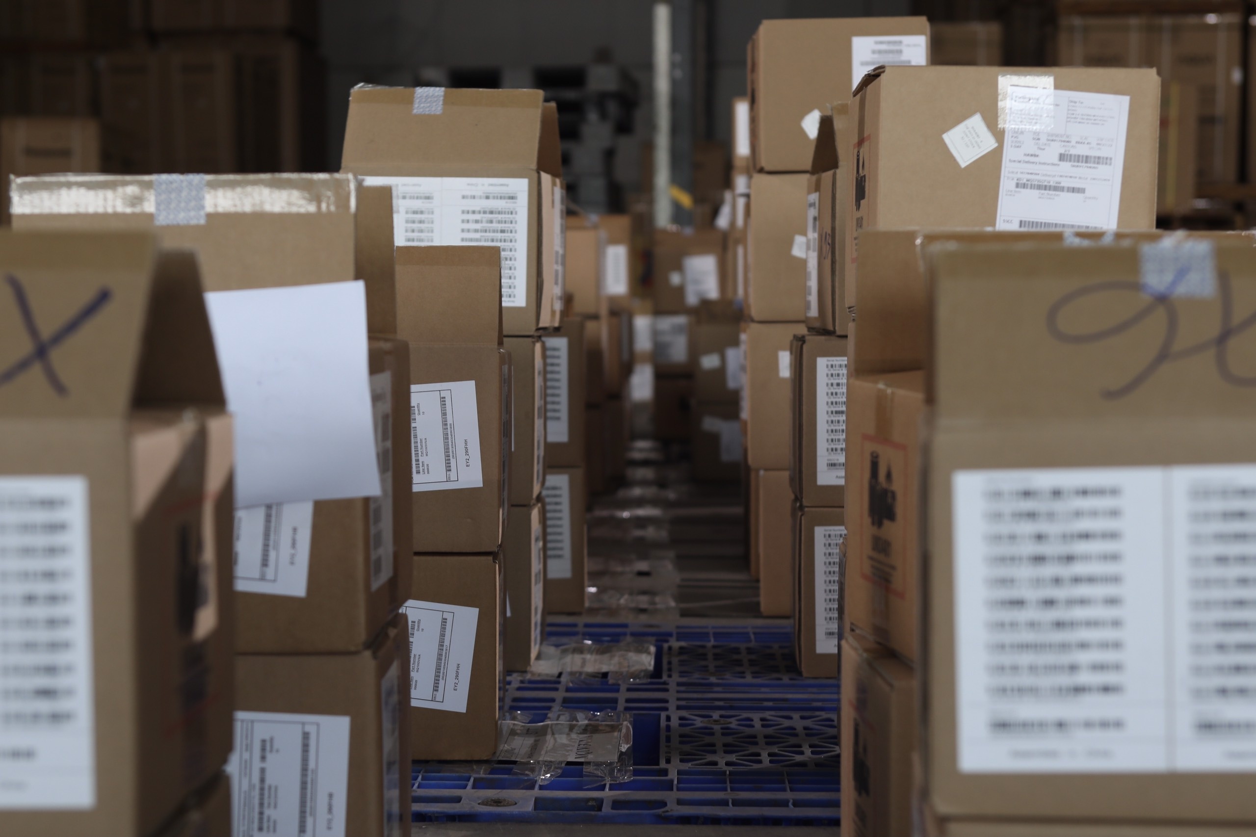 cuoc chien ban iphone 14 anh 1