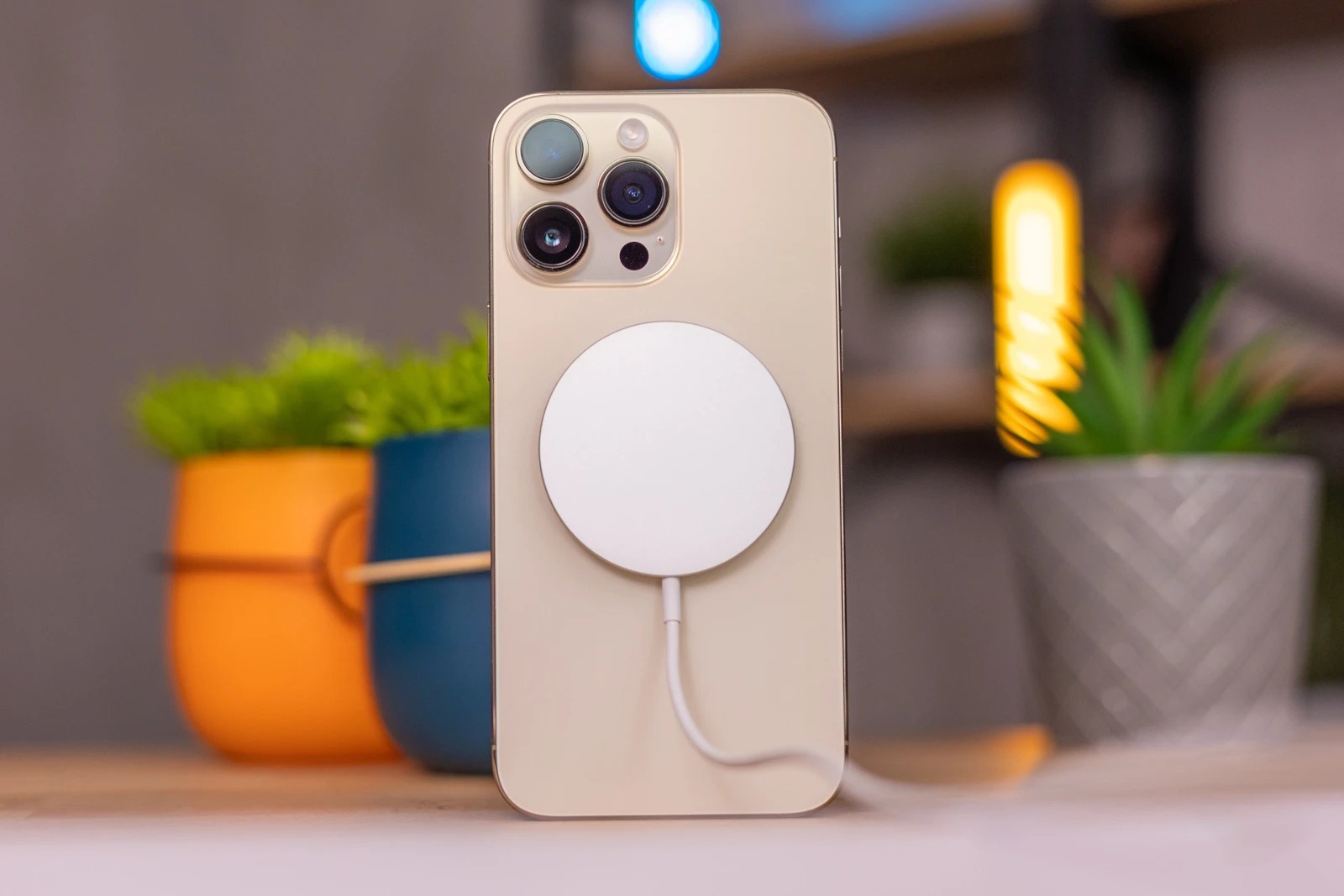 Doi tac Apple du doan thoi diem iPhone 14 het loan gia hinh anh