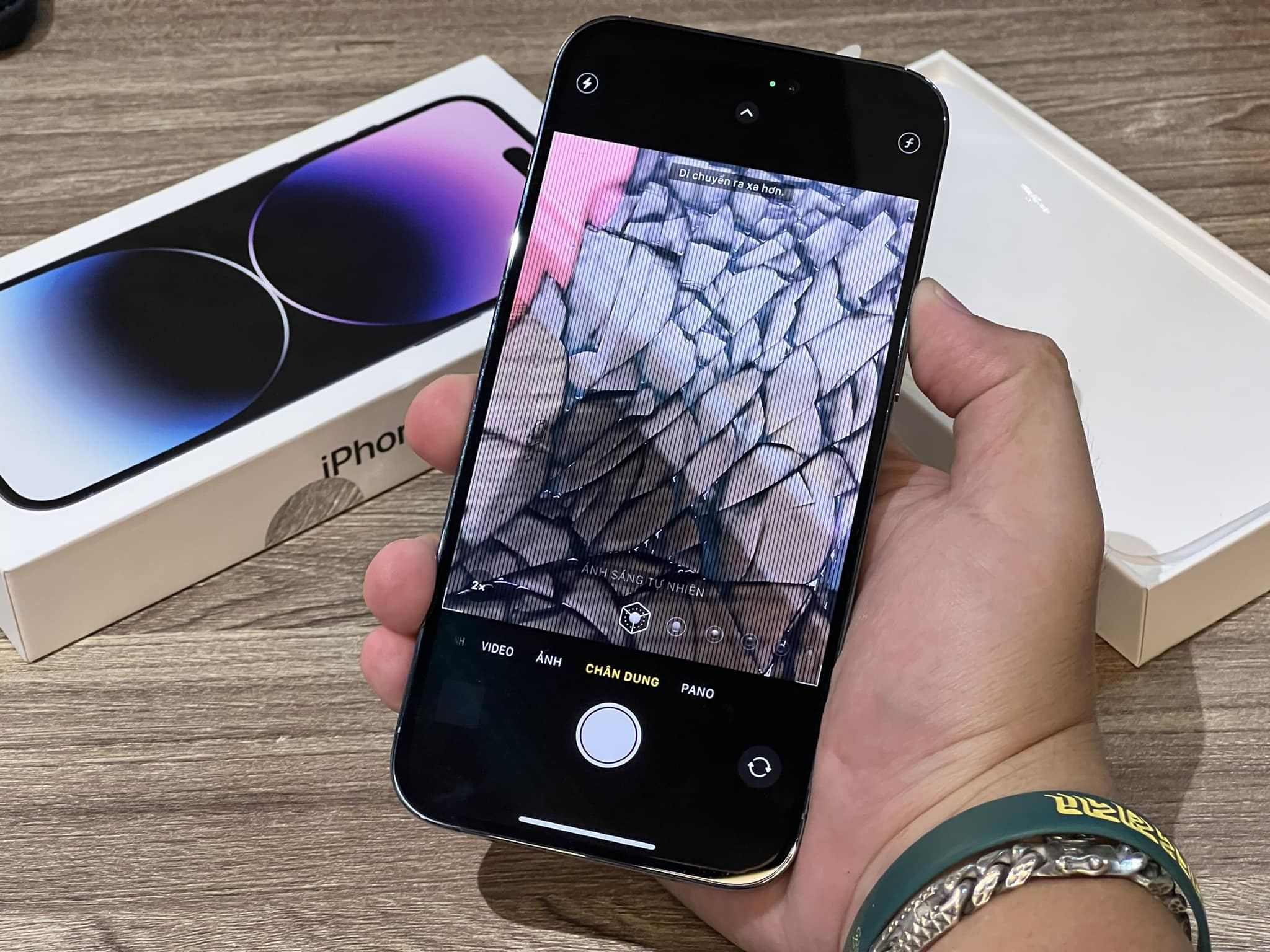 Mieng dan lam hong camera iPhone 14 hinh anh