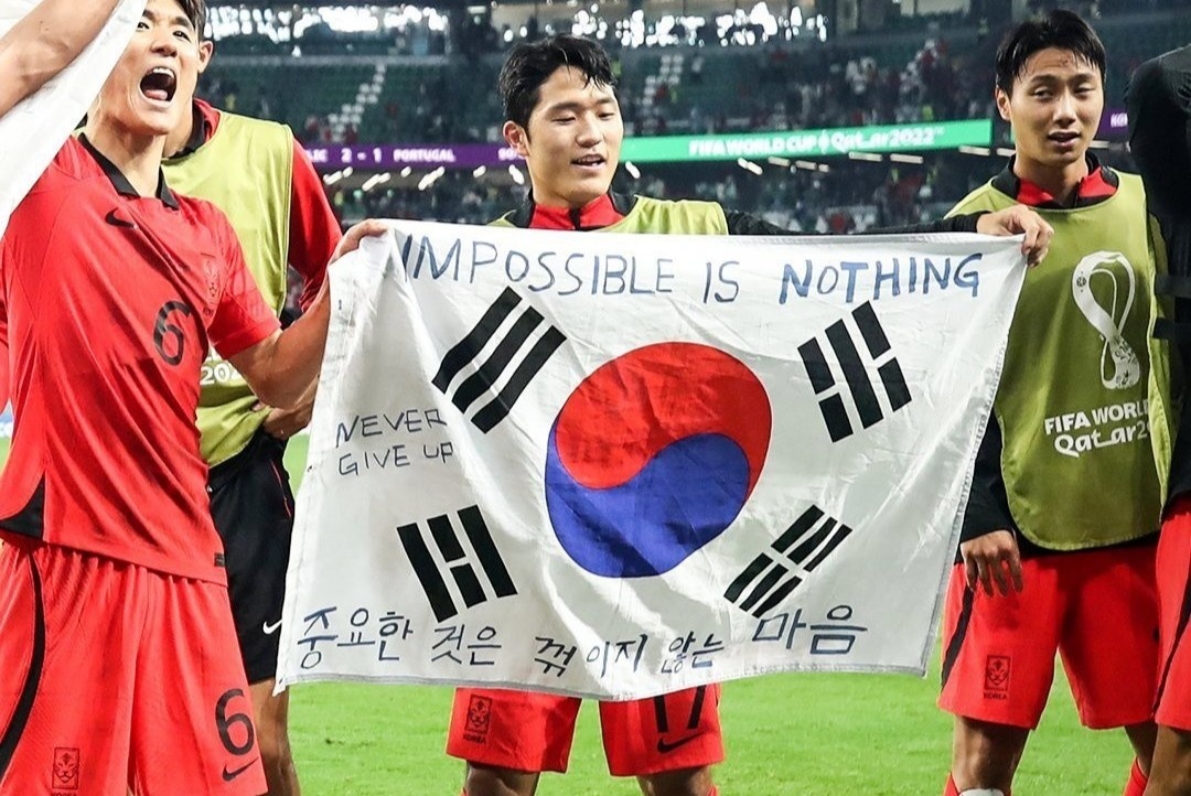 Son Heung-min va dong doi khoe cau noi cua game thu tren la quoc ky hinh anh