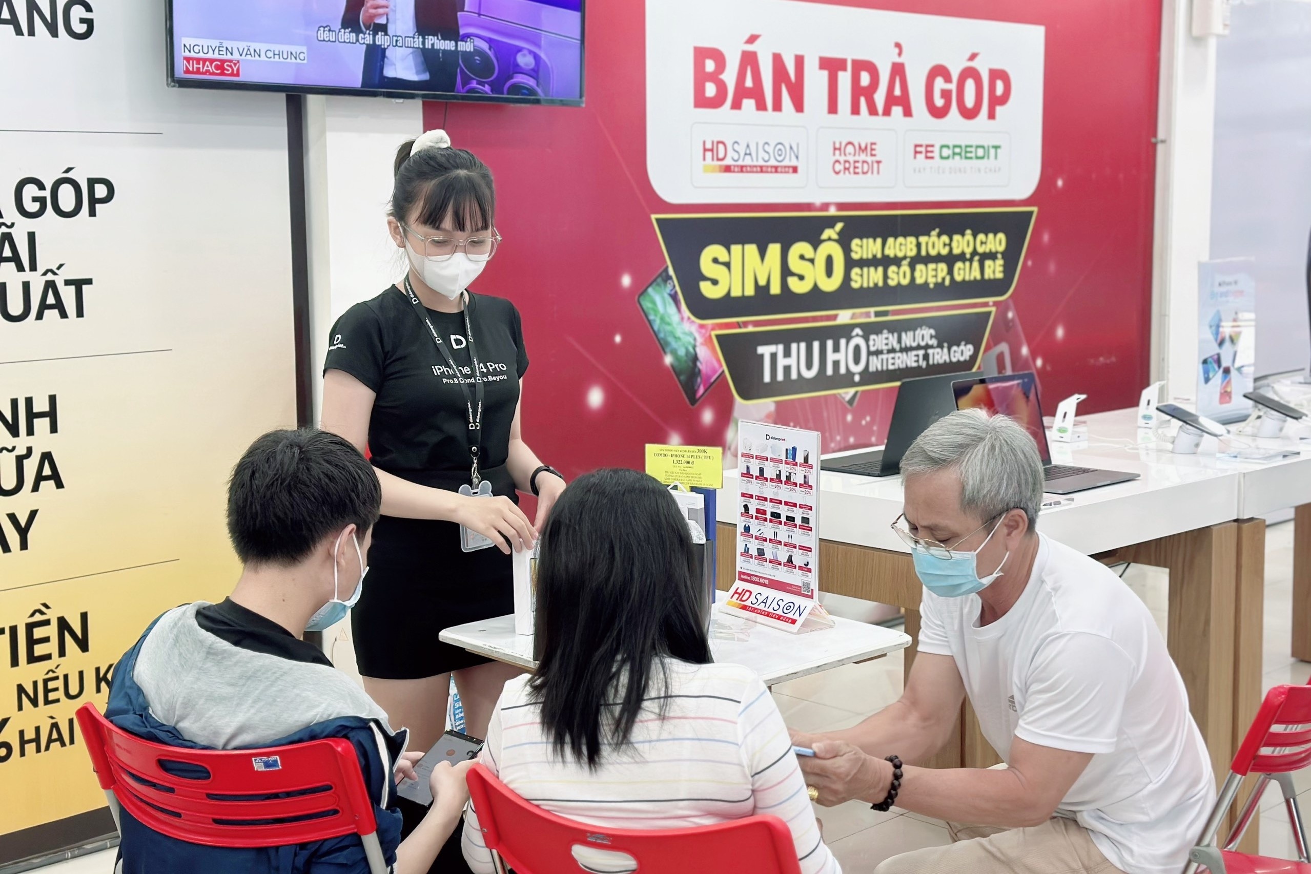 Khach kho mua dien thoai tra gop dip cuoi nam hinh anh