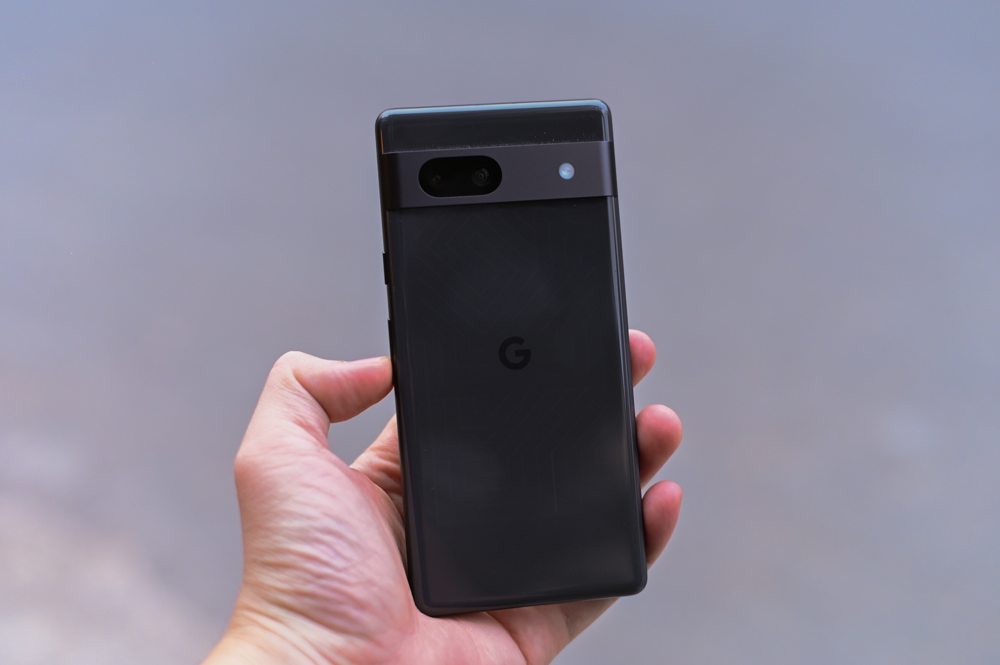 Tren tay chiec Google Pixel 7a dau tien tren the gioi hinh anh