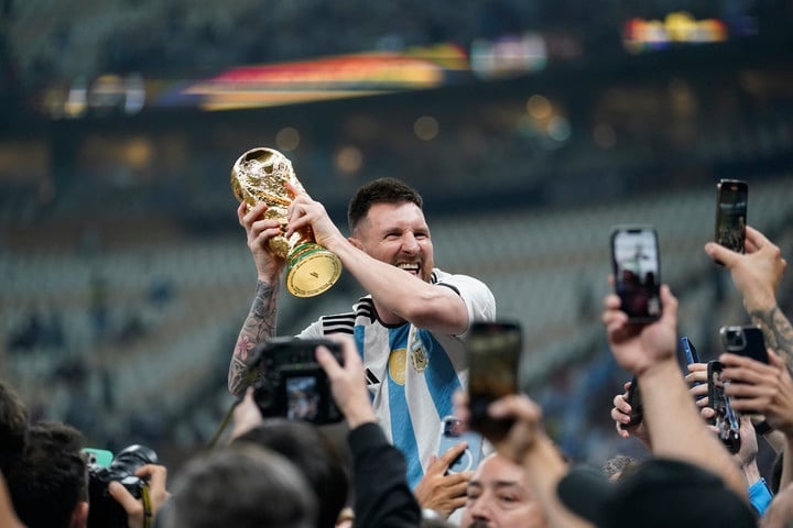 Messi cam cup gia trong buc anh lap ky luc Instagram hinh anh