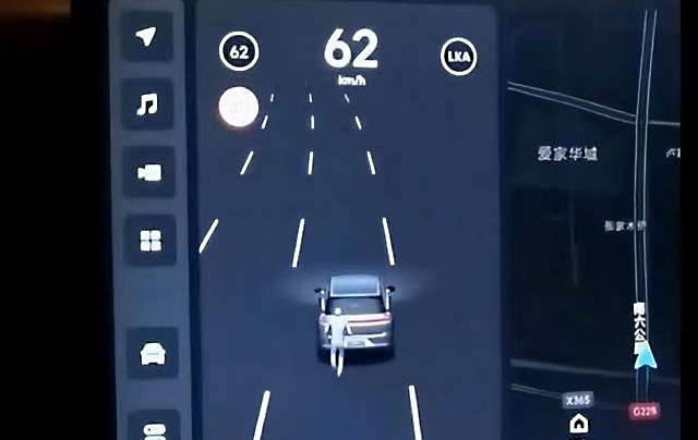Giua dem, xe tu lai Trung Quoc hien nguoi chay bo sat dang sau hinh anh