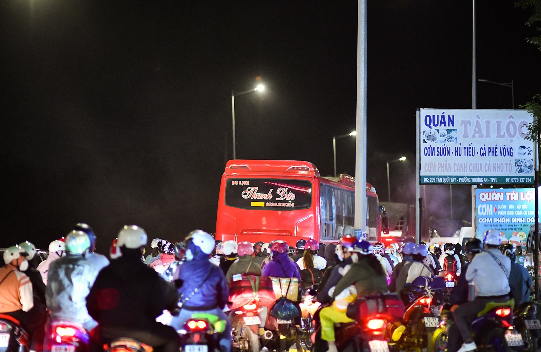 Chan nan nhin Google Maps tren duong ve TP.HCM sau Tet hinh anh