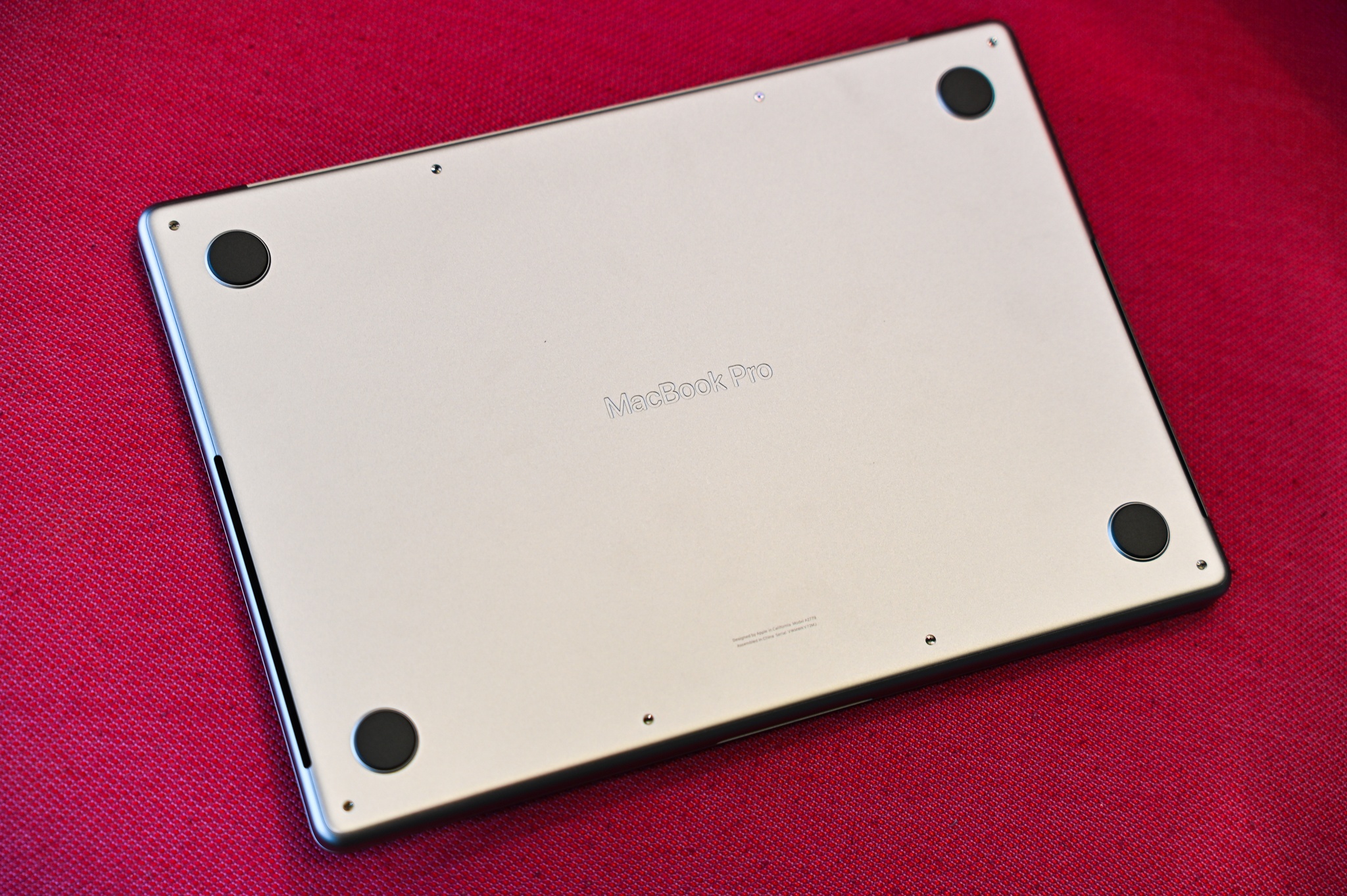 tren tay macbook pro anh 13