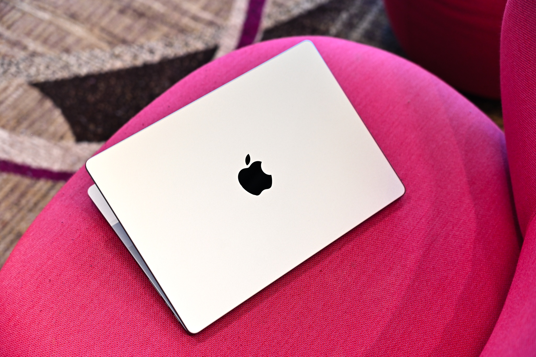 tren tay macbook pro anh 18