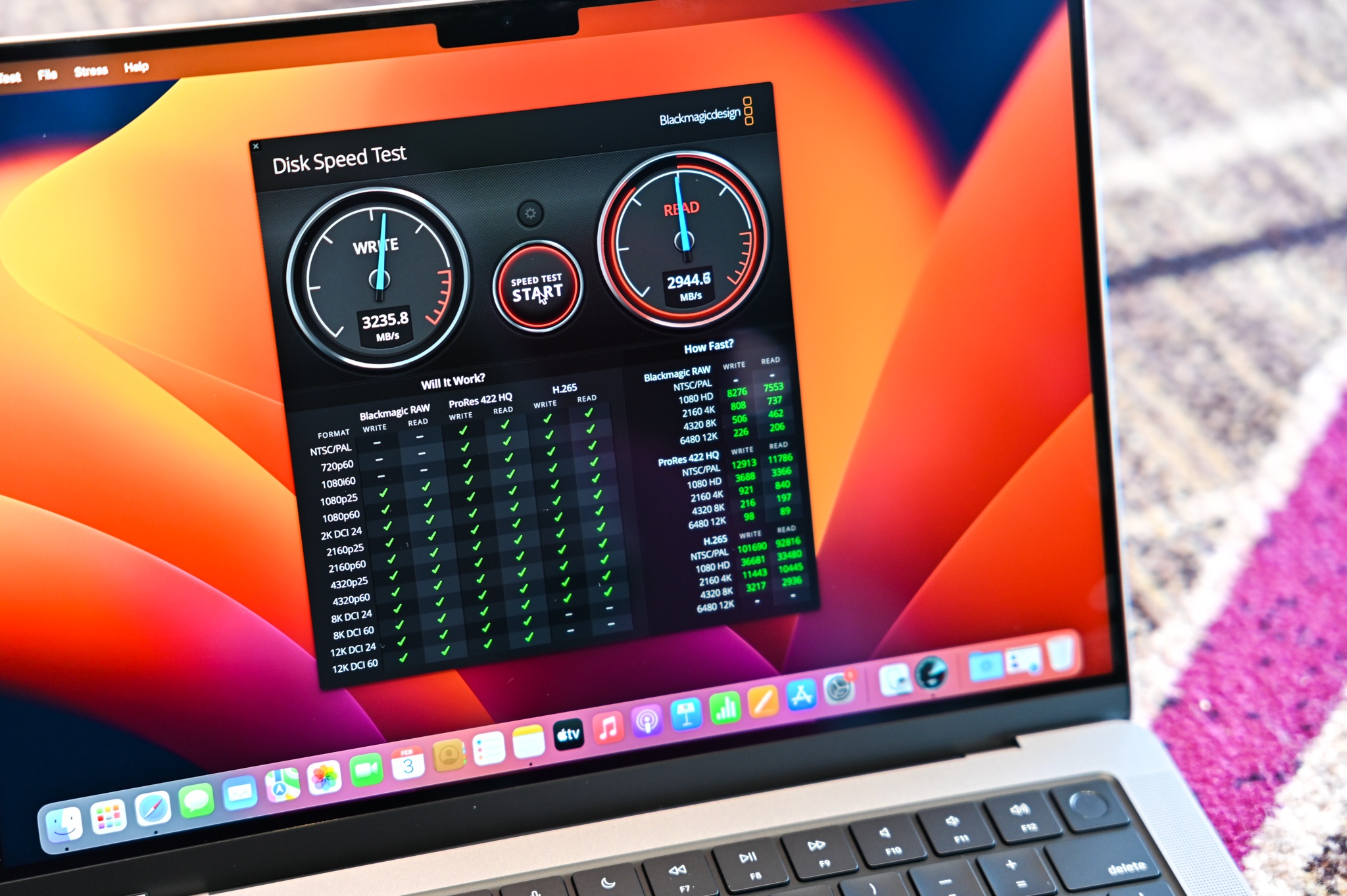 tren tay macbook pro anh 12