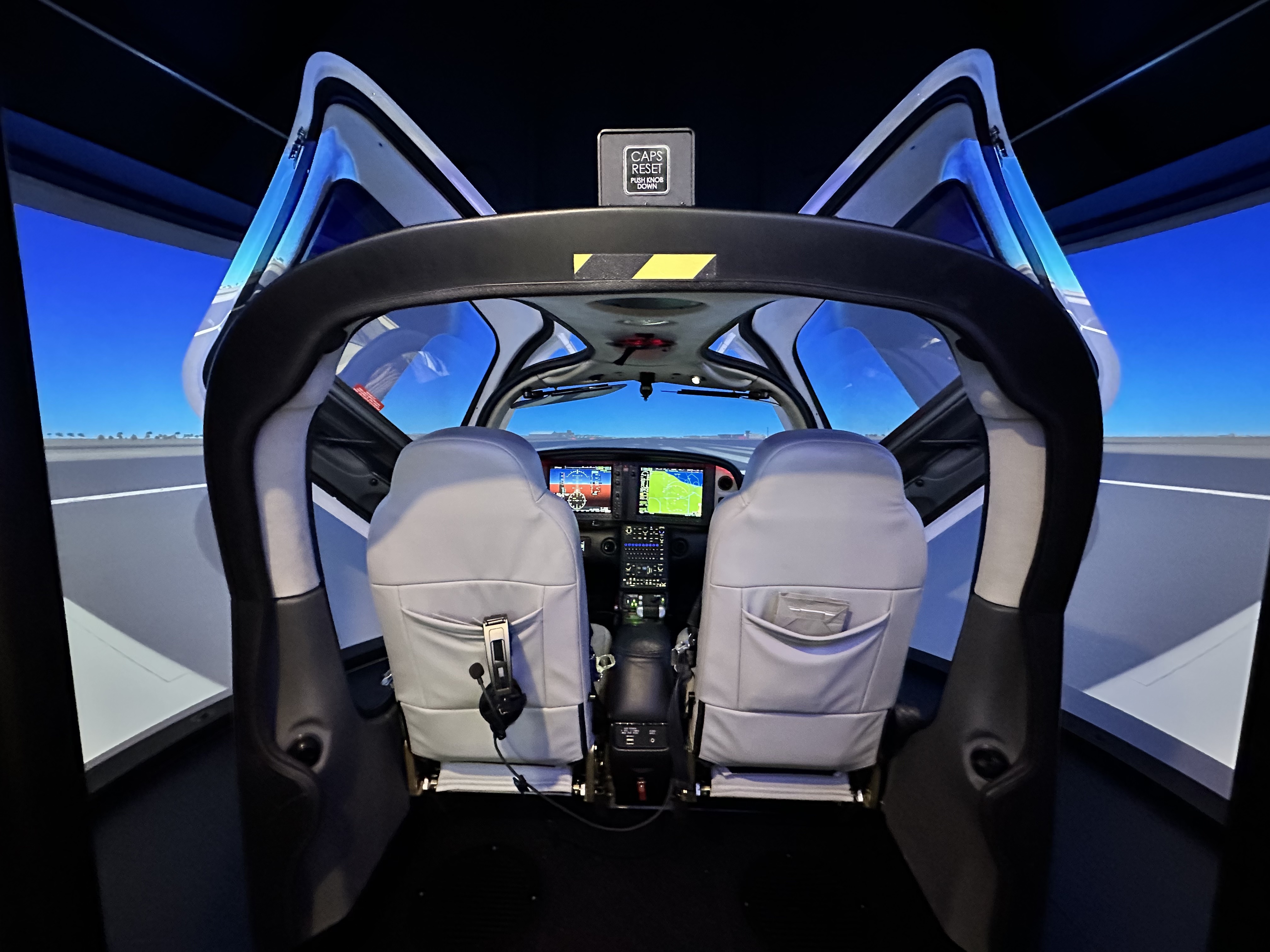 Ben trong may bay gia lap trieu USD de dao tao phi cong hinh anh