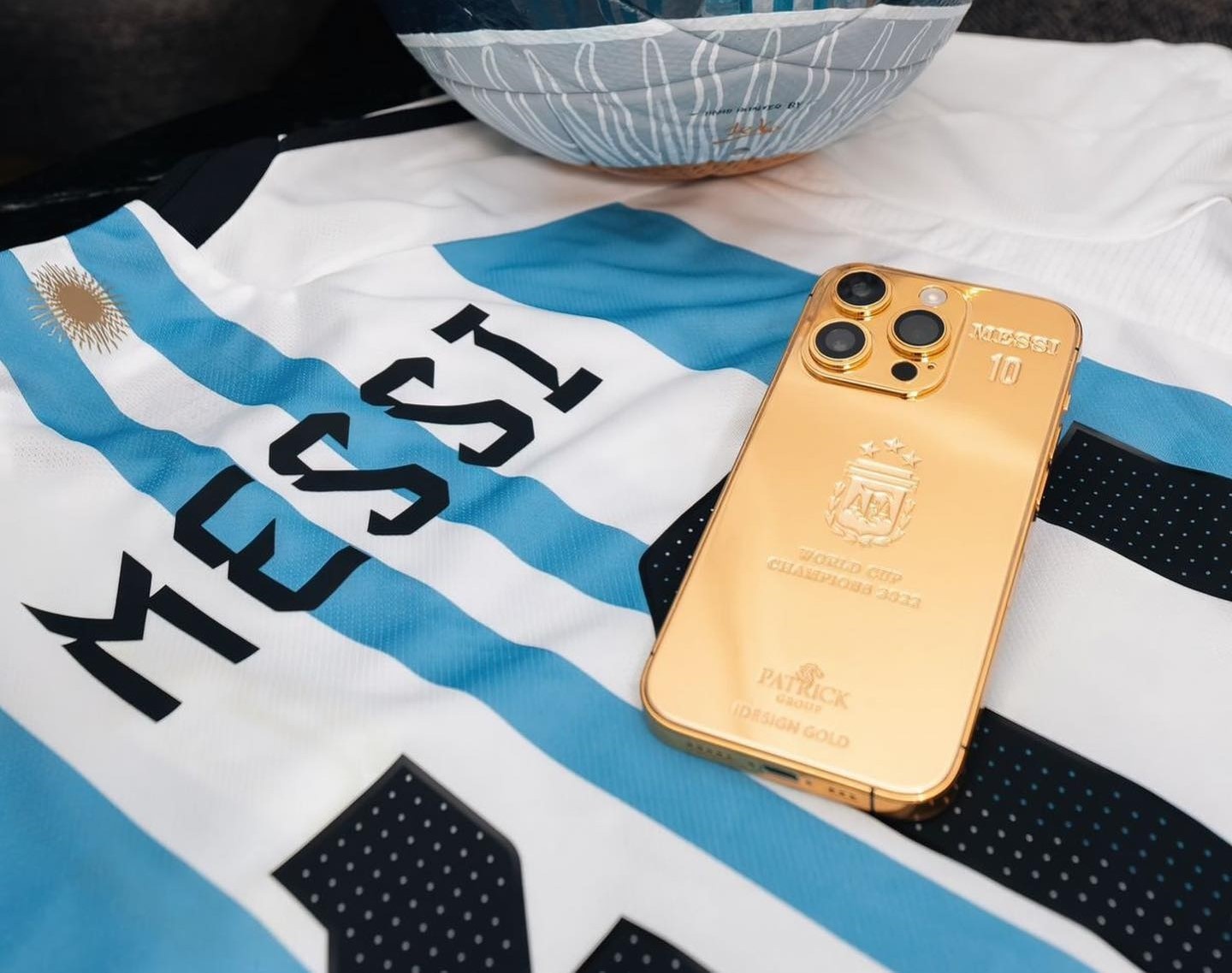 messi tang iphone 14 vang anh 8