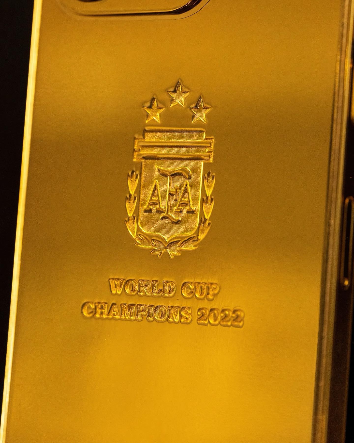 messi tang iphone 14 vang anh 6