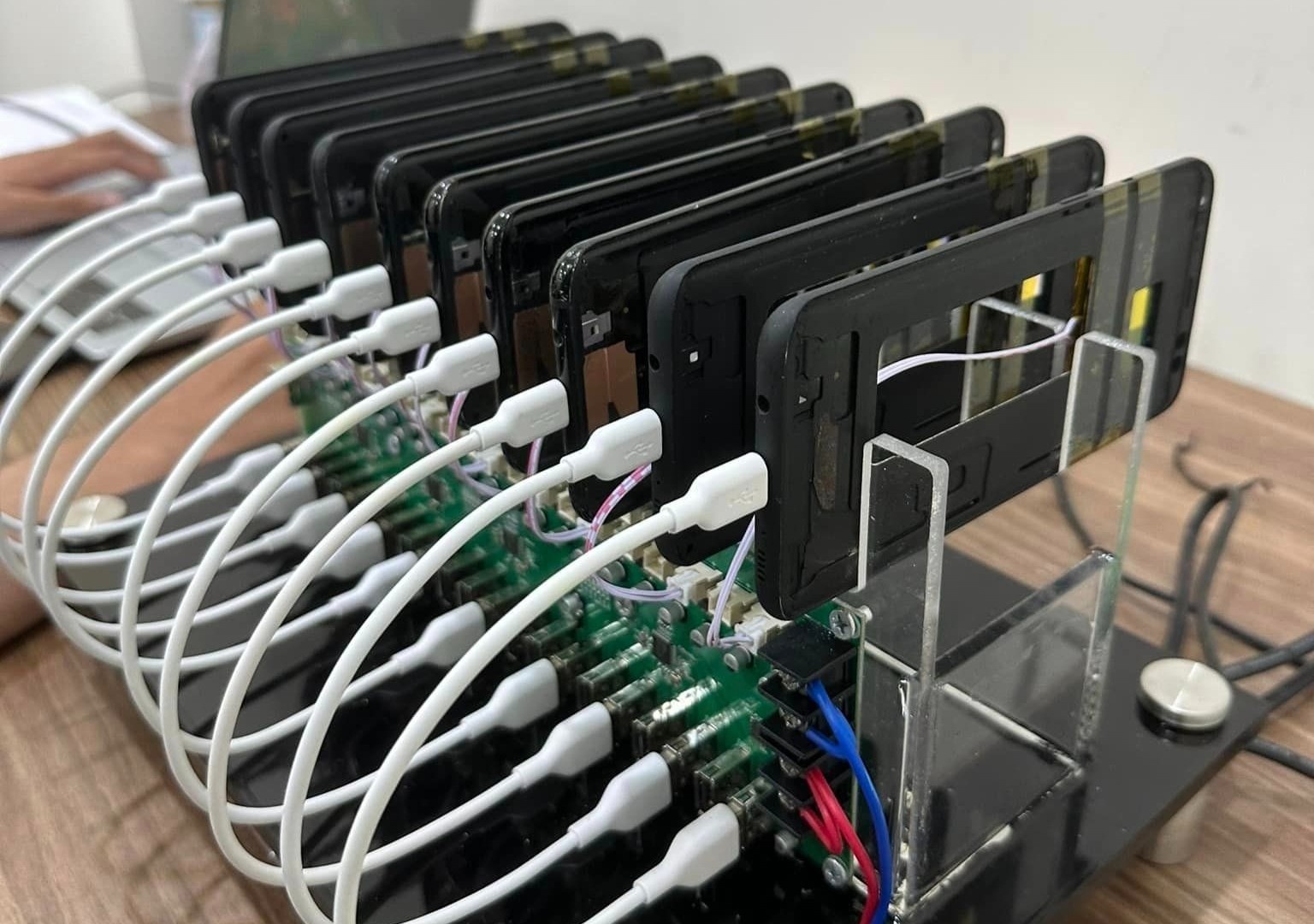 Ro quang cao dan dao coin bang dien thoai o Viet Nam hinh anh