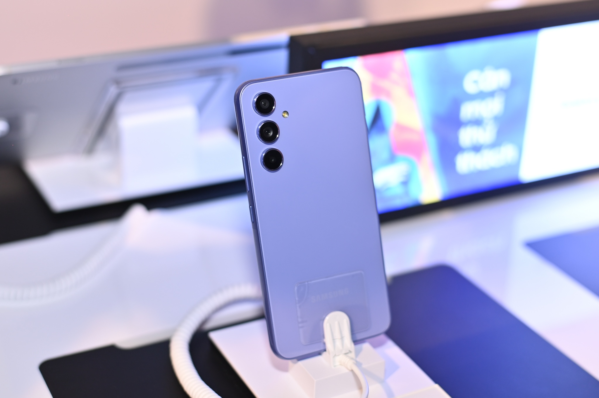 Dong smartphone ban chay nhat Viet Nam co phien ban moi hinh anh