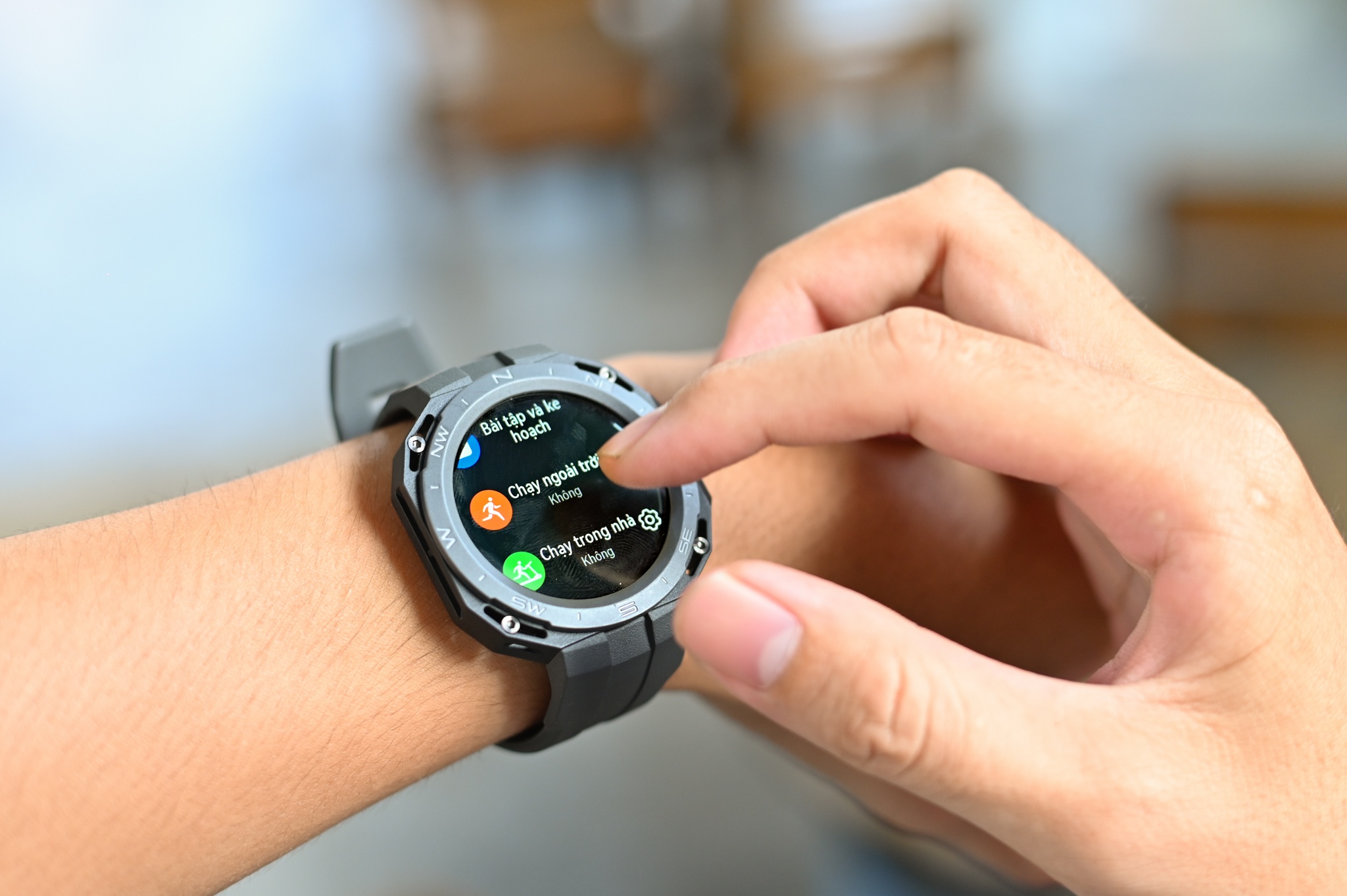 Mau smartwatch co the thay doi ngoai hinh hinh anh