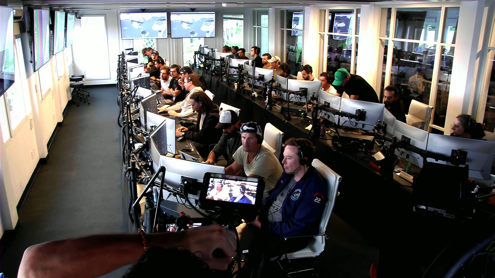 nhan vien SpaceX,  an mung anh 2