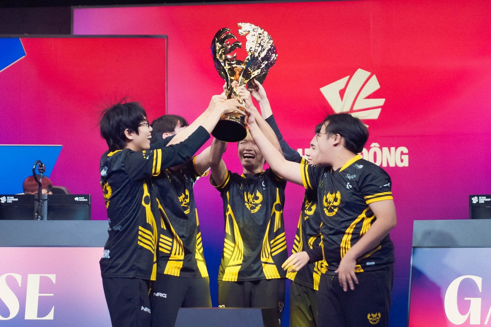 Lien Minh Huyen Thoai Viet hoi sinh hinh anh