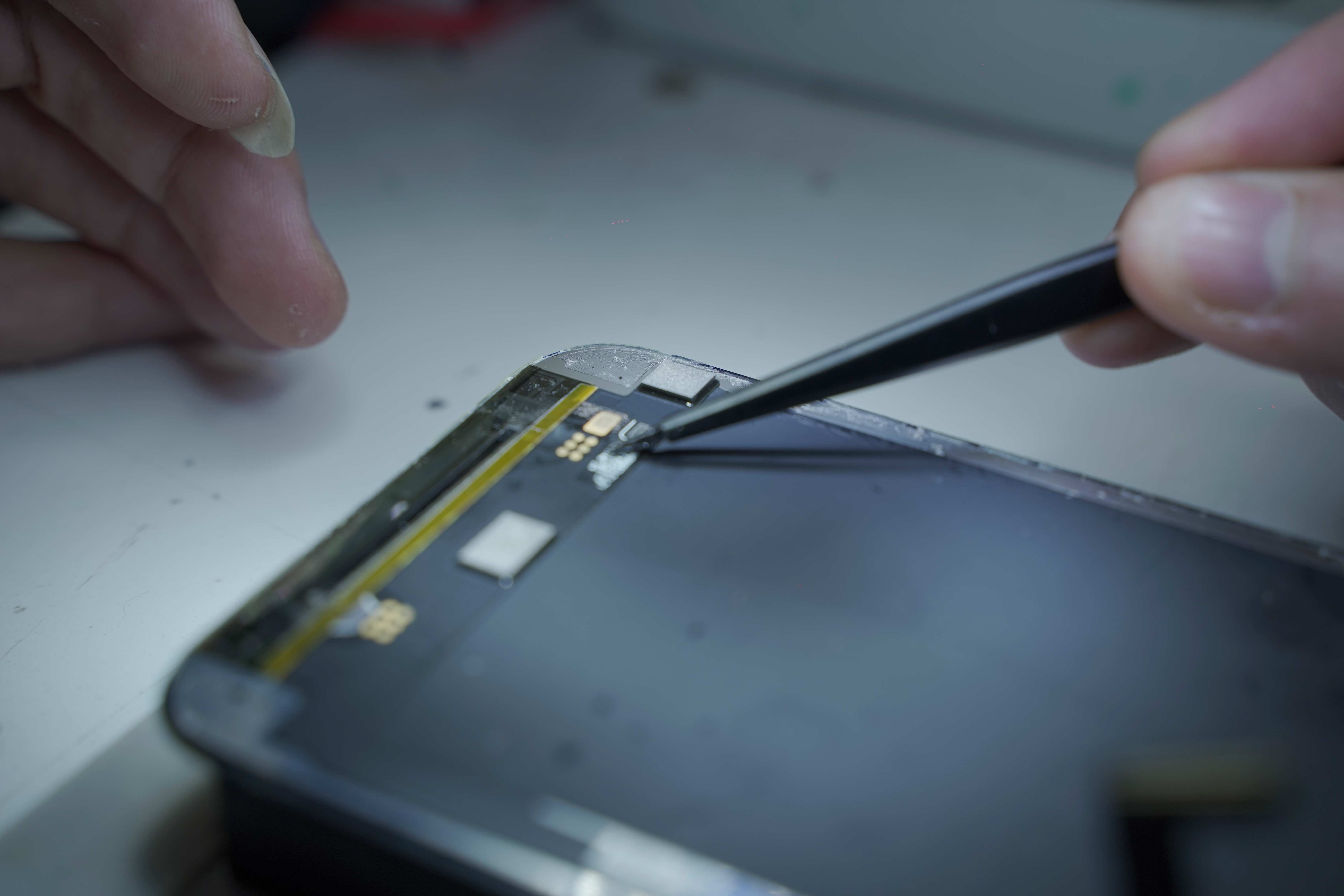 sua man hinh iphone13 anh 1