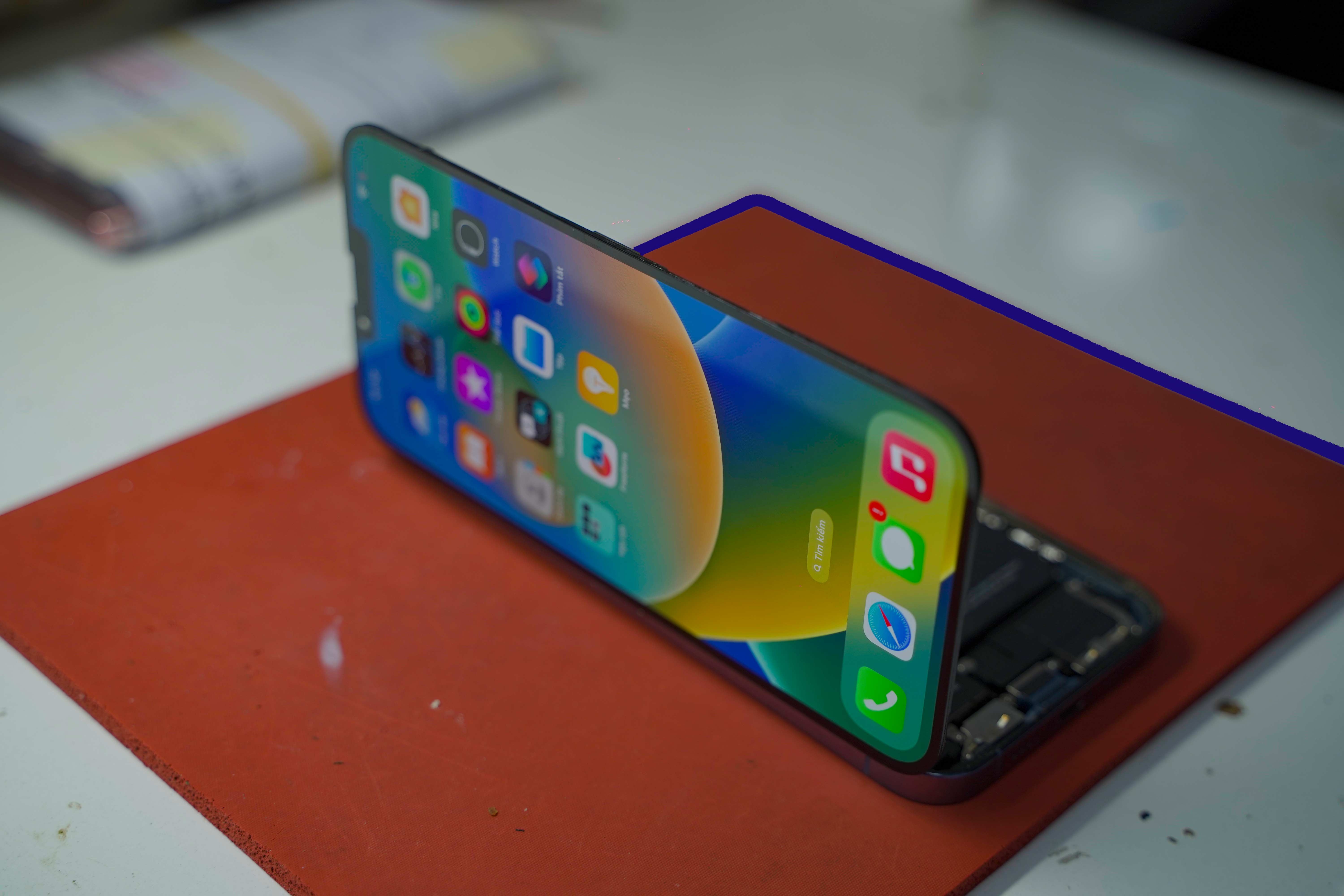 Loi bat cap hai neu cau day cuu man hinh iPhone 13 Pro Max hinh anh