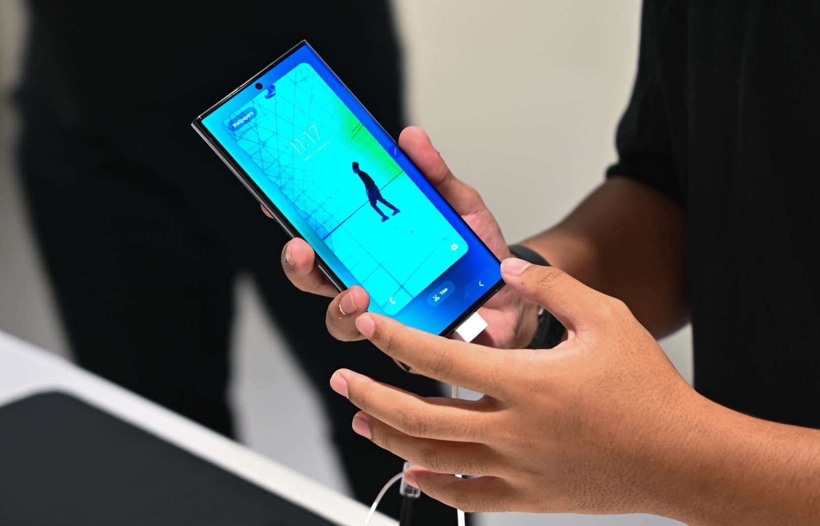 Man hinh khong con la thu dat nhat tren smartphone hinh anh