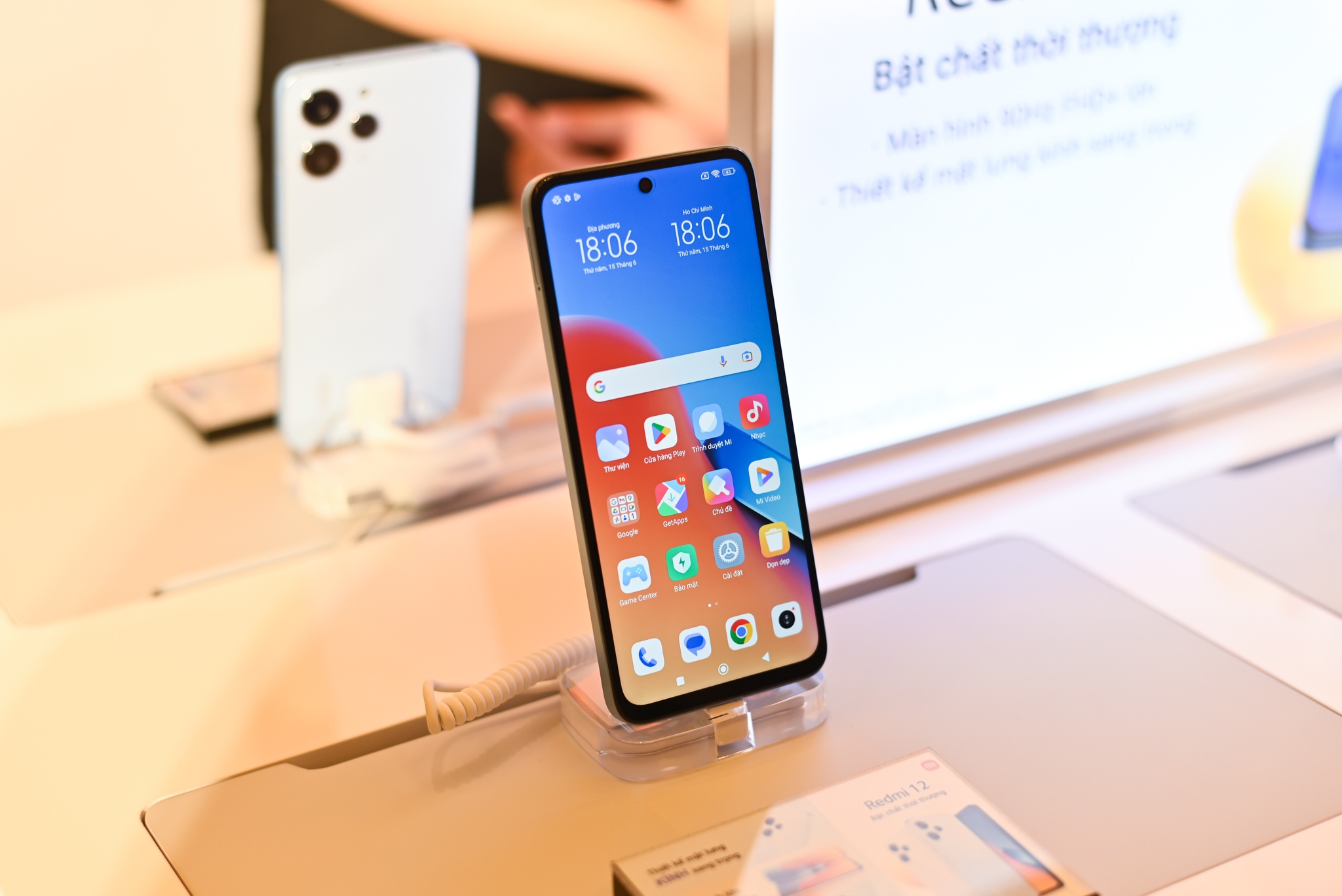 Vi sao nhieu mau di dong gia re chi duoc ban mot noi hinh anh