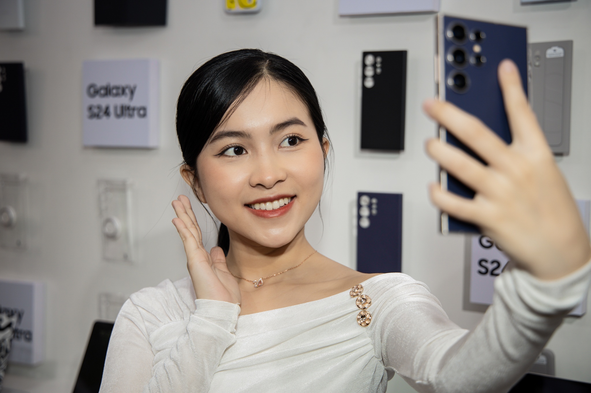 Tren tay S24 Ultra anh 8