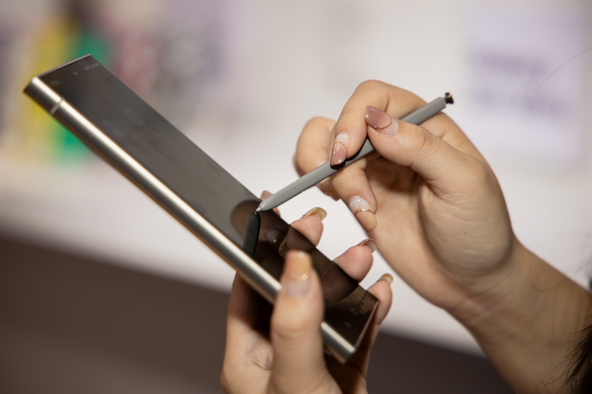 Tren tay S24 Ultra anh 2