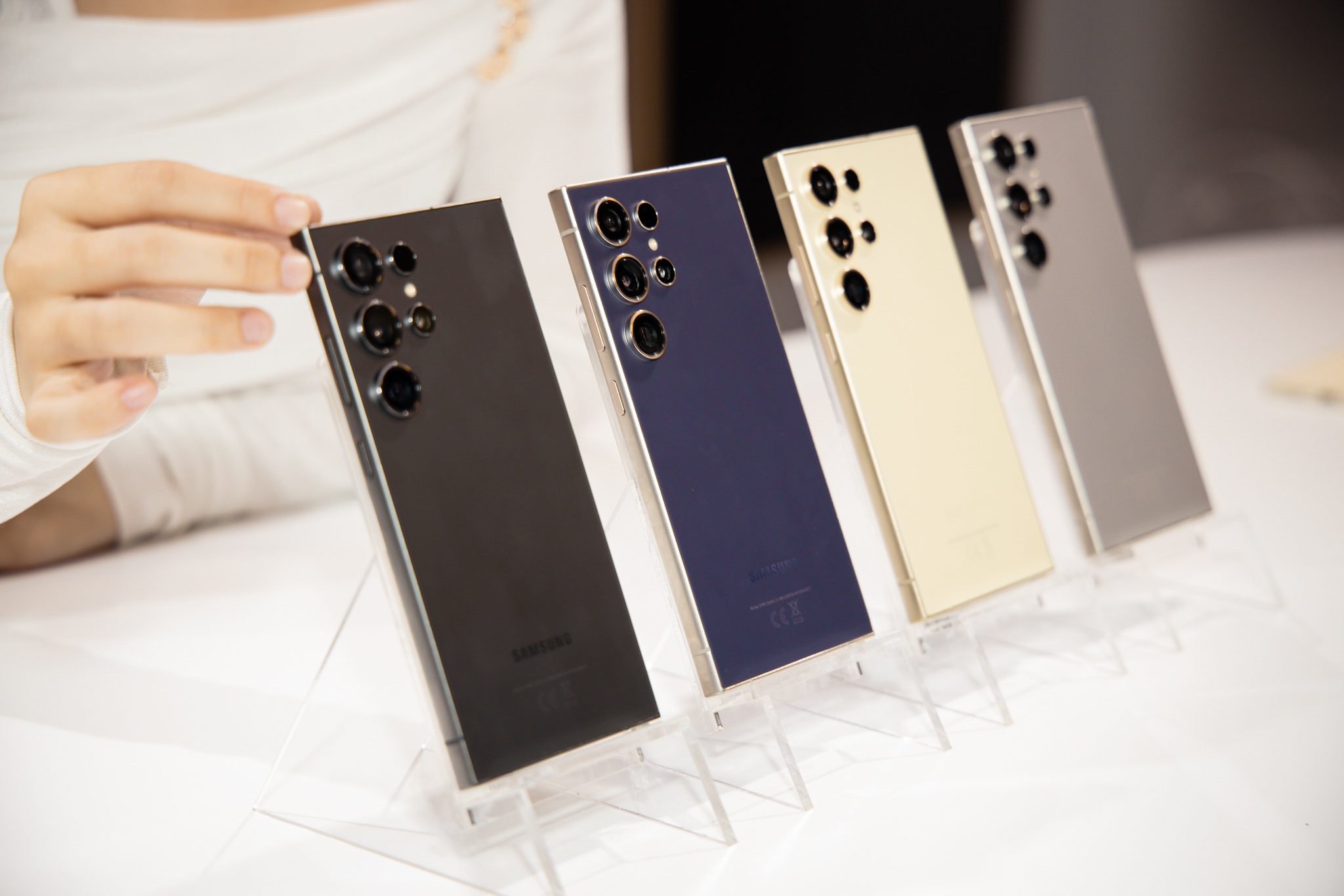 Tren tay Galaxy S24 Ultra: No luc lam moi flagship bang AI hinh anh