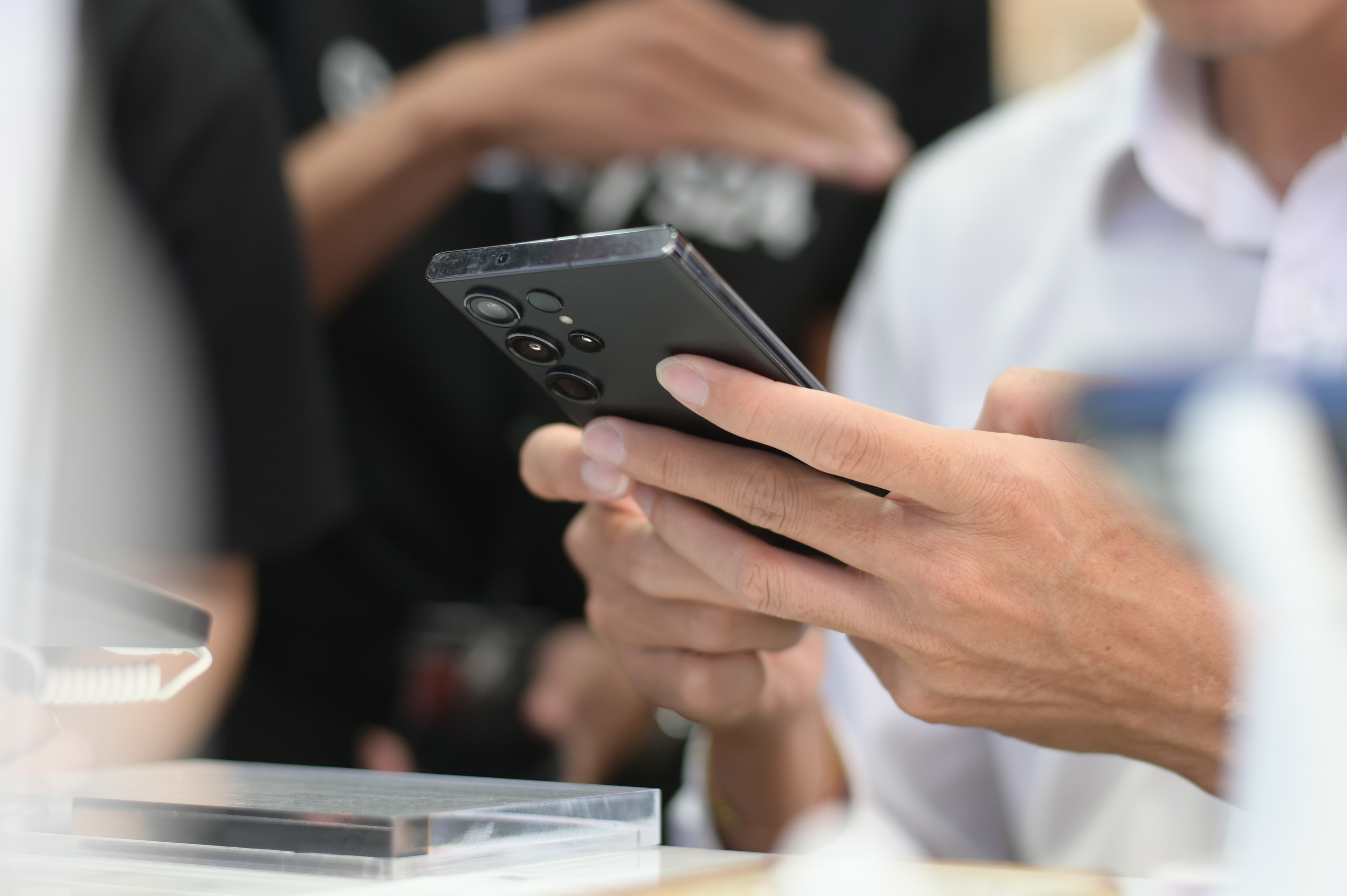 Dien bien gia la cua Galaxy S24 ngay mo ban hinh anh