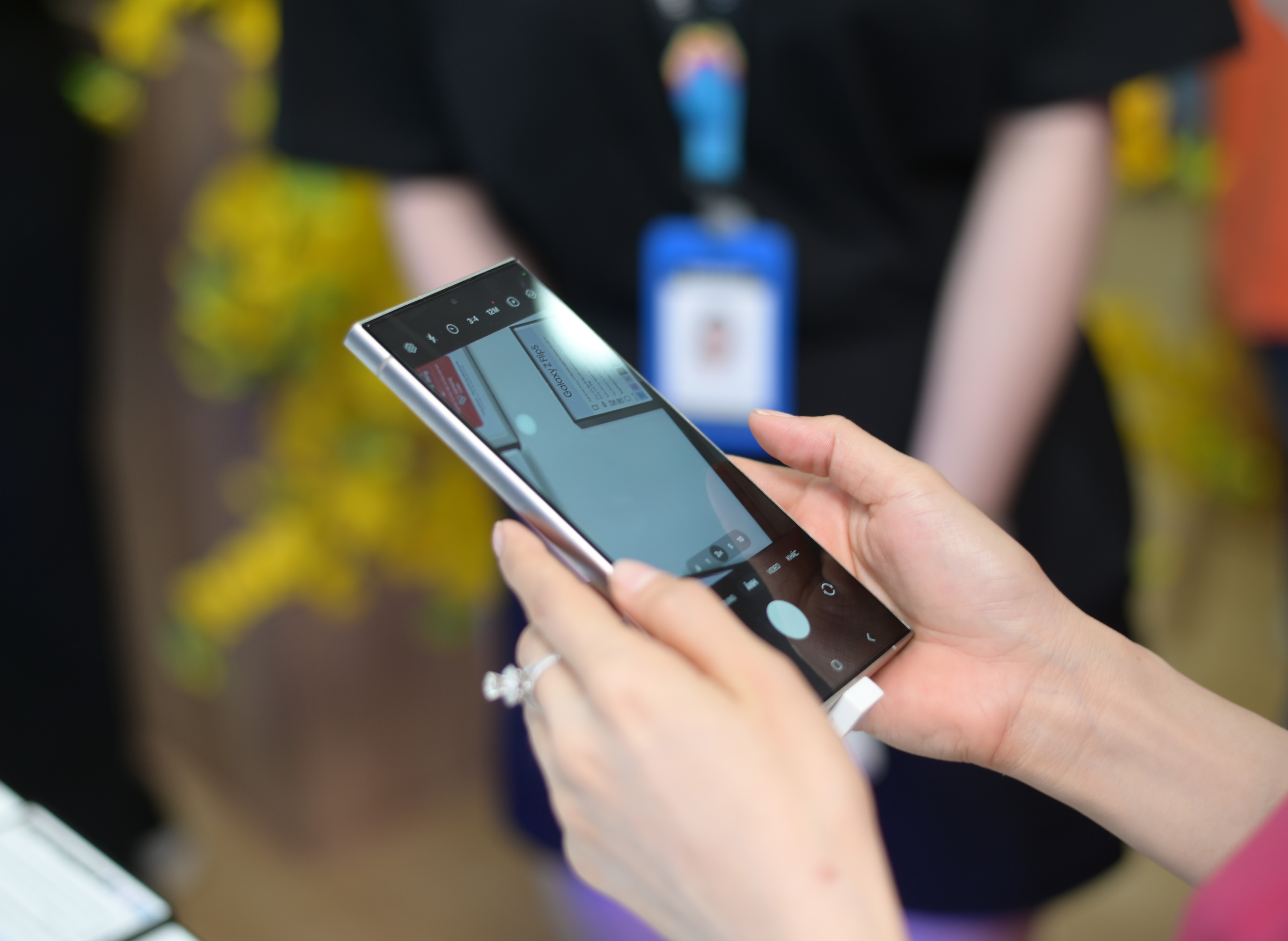 Smartphone dang giam gia manh hinh anh