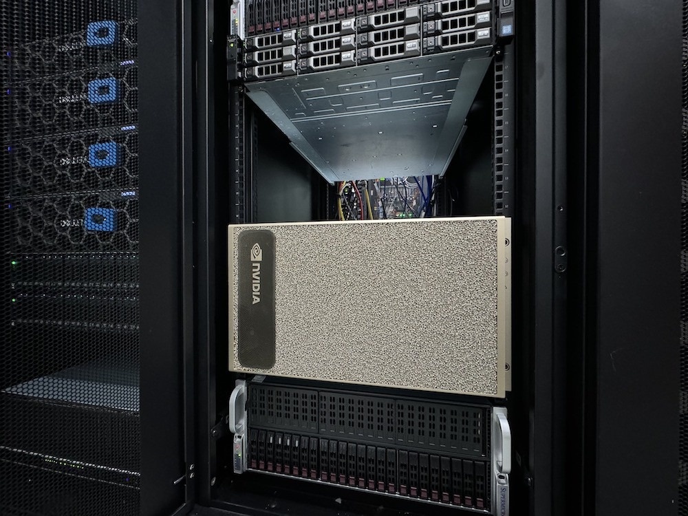 Truong dai hoc chi 10 ty dong mua sieu may chu AI NVIDIA DGX A100 hinh anh