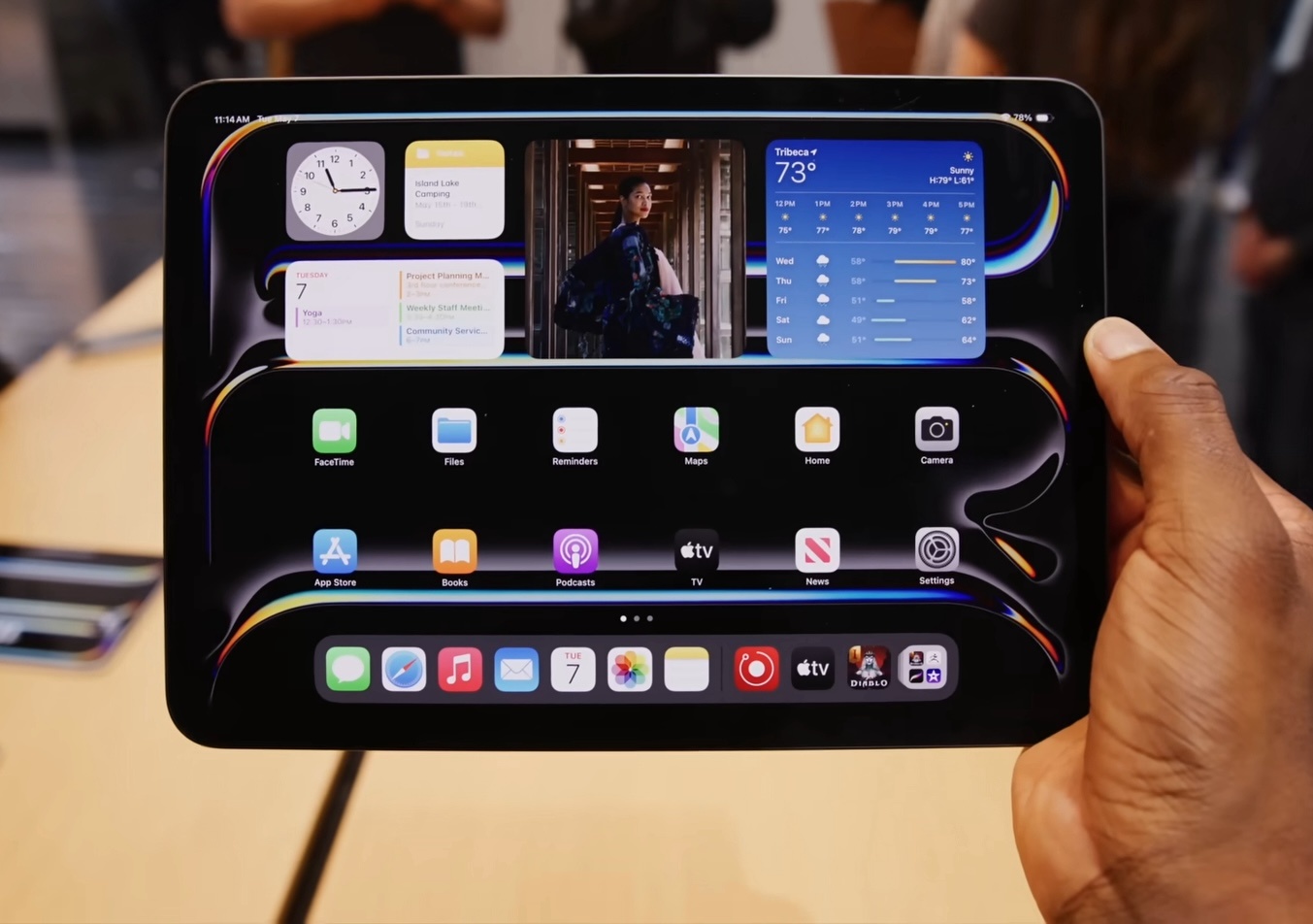 Bi mat sau man hinh OLED kep cua iPad Pro M4 hinh anh