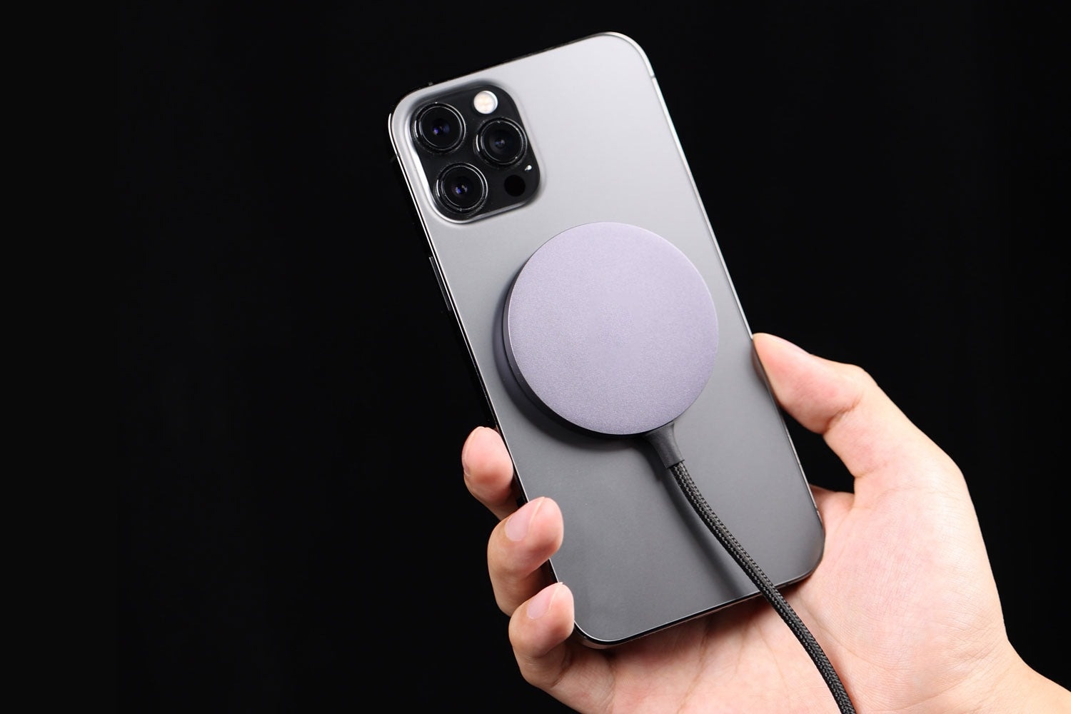 Vong tron sau lung iPhone thay doi nganh phu kien hinh anh