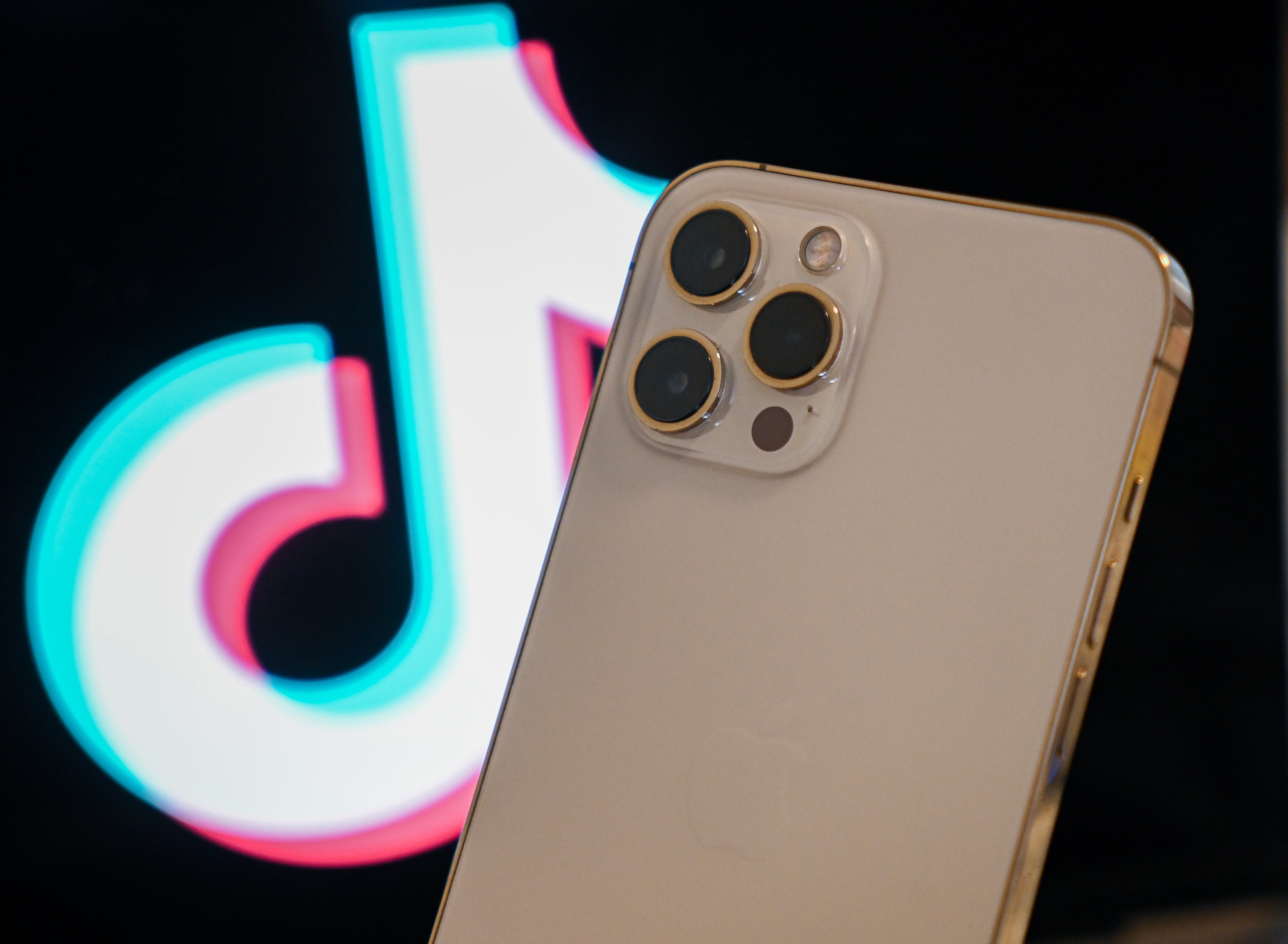 Ly do iPhone, MacBook dot ngot 'bien mat' tren TikTok Shop hinh anh