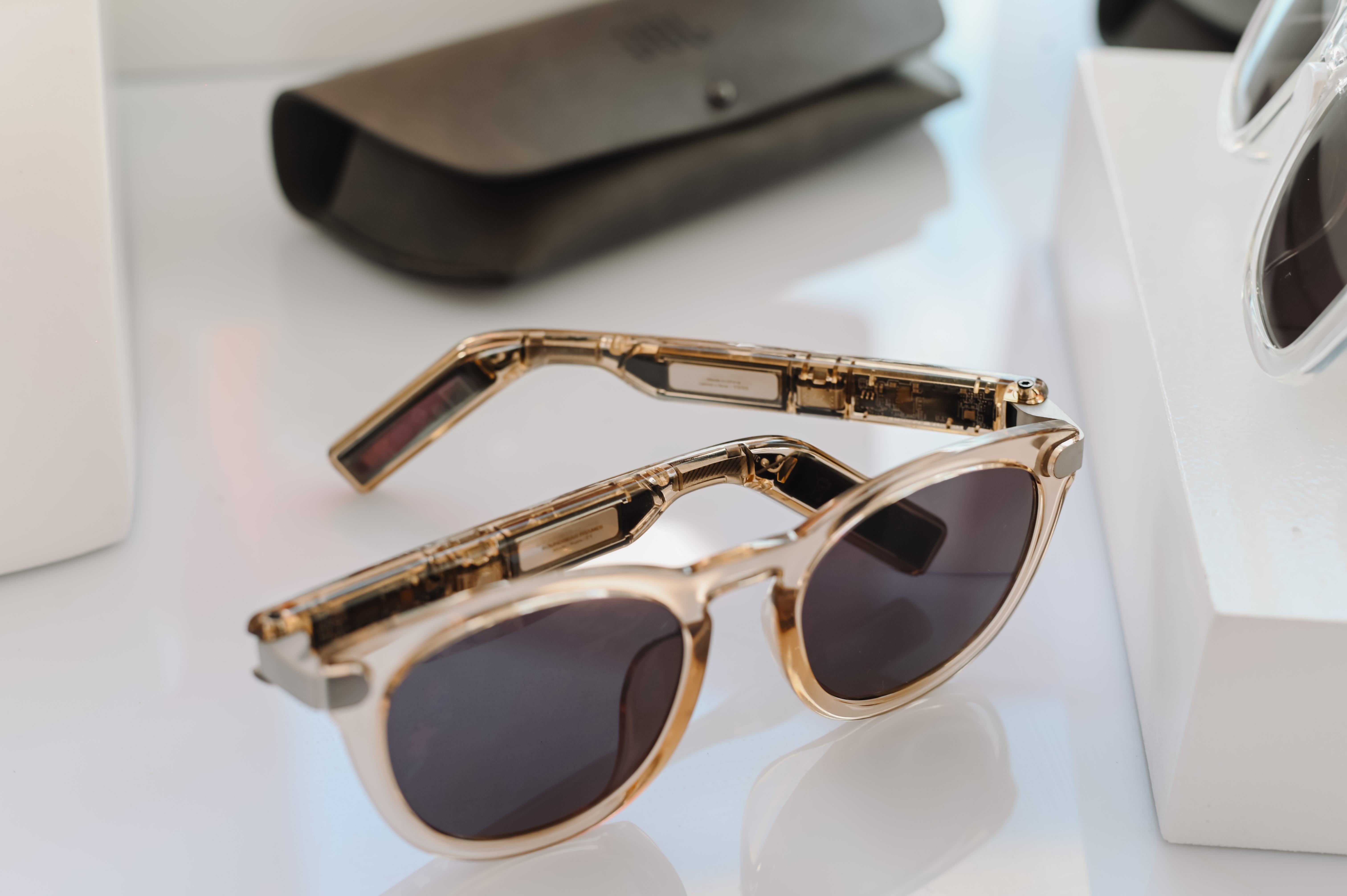 Kinh thoi trang kiem tai nghe phat nhac hinh anh