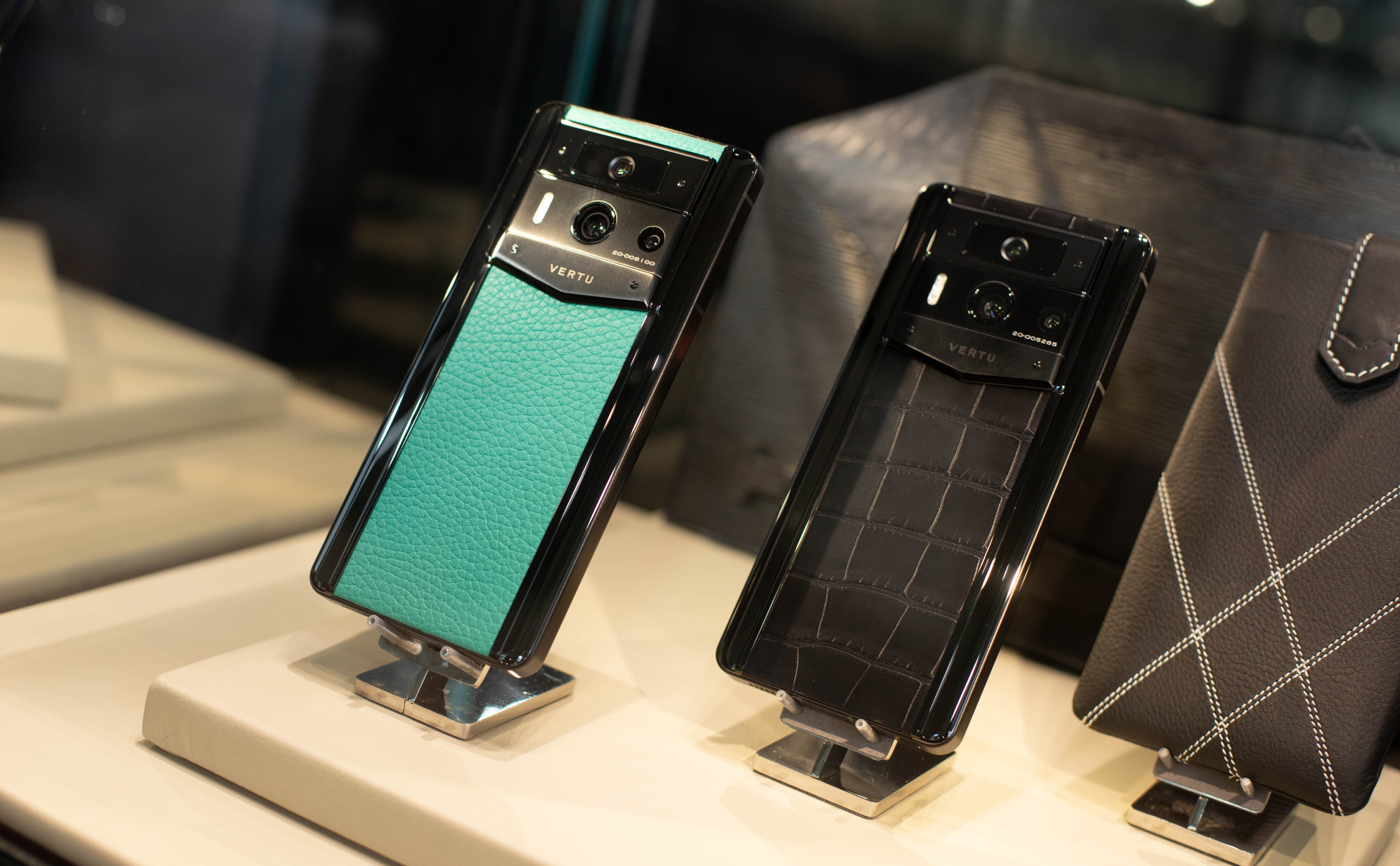 Dien thoai Vertu gia tram trieu ve Viet Nam bi khoa mang hinh anh