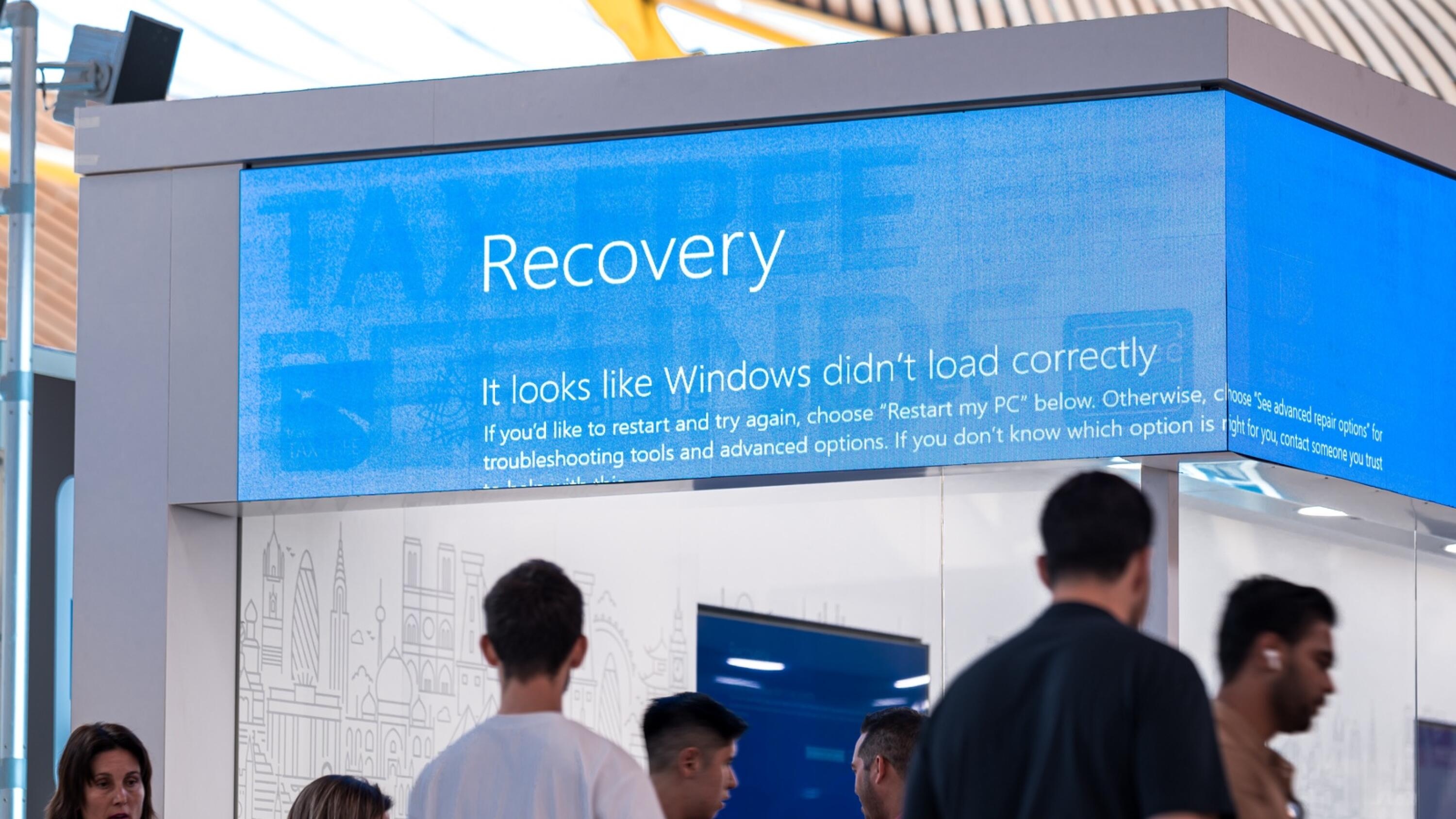 Loi 'man hinh xanh' van am anh hanh khach toan cau hinh anh