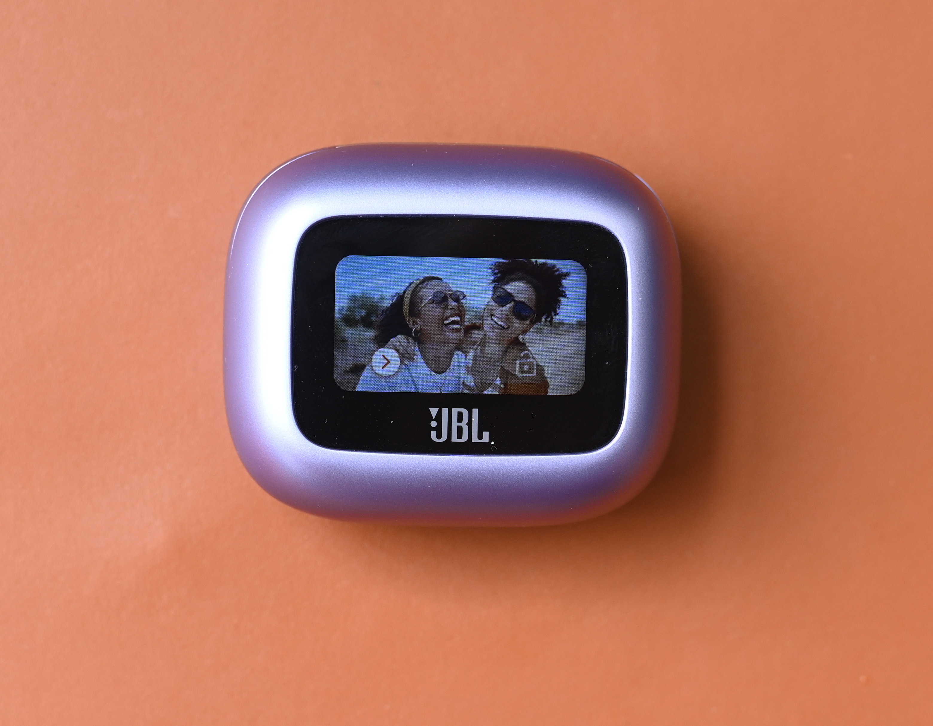 Man hinh tren hop tai nghe co can thiet? hinh anh