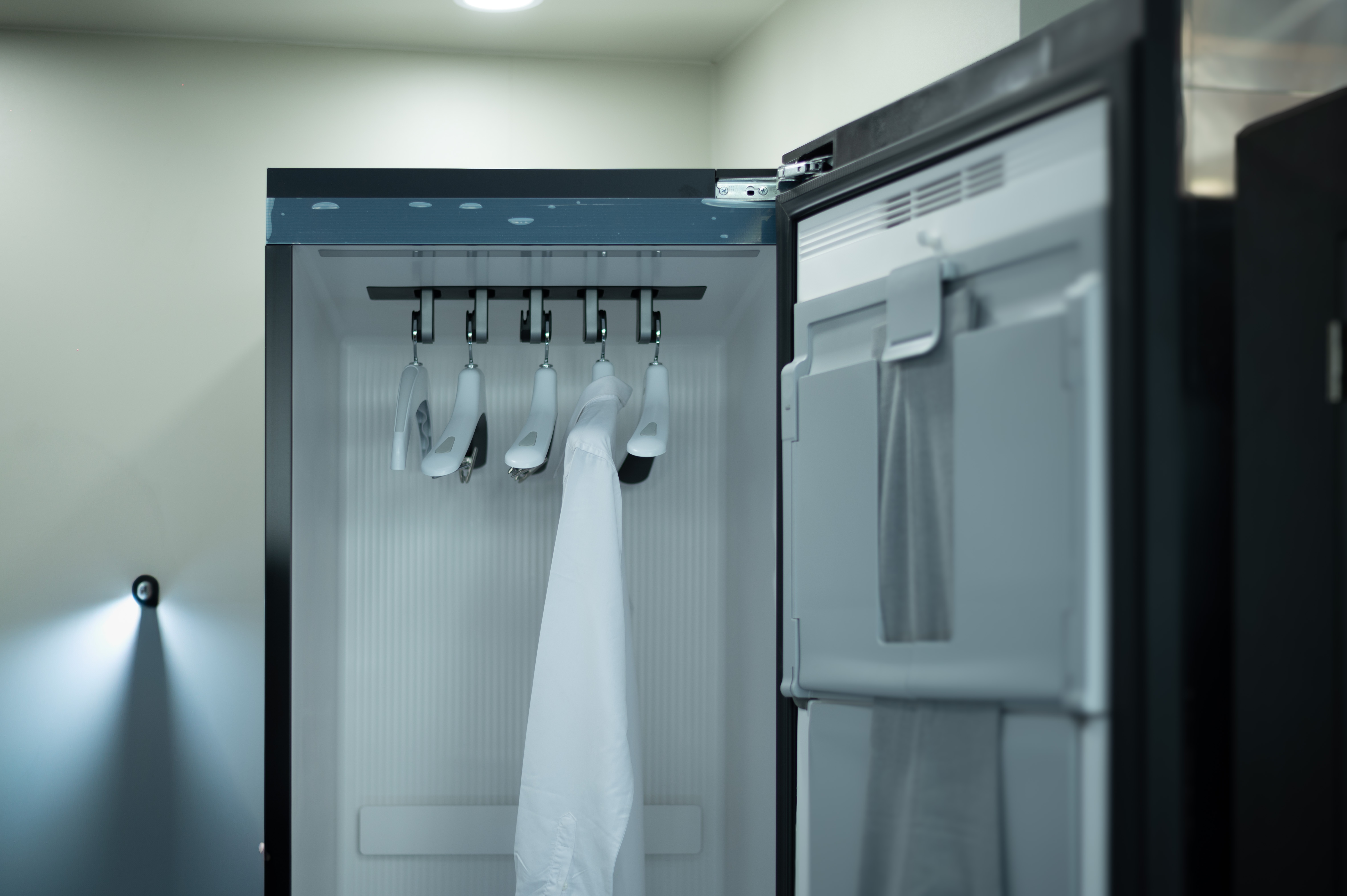 Vi sao tu giat quan ao co gia toi 50 trieu? hinh anh