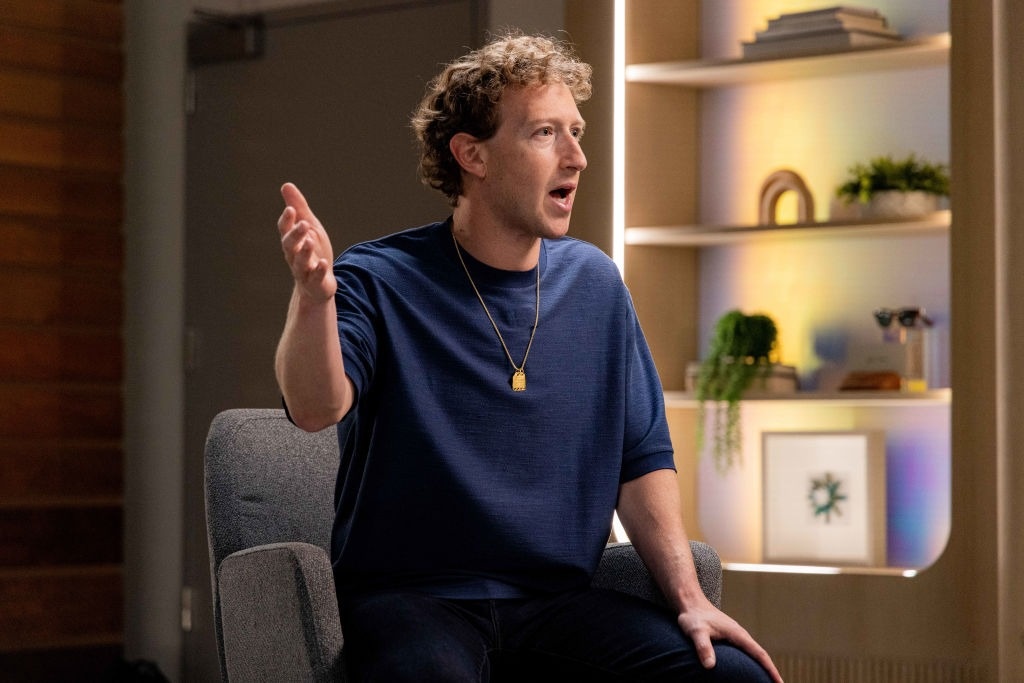 Mark Zuckerberg to bi chinh phu My chen ep hinh anh