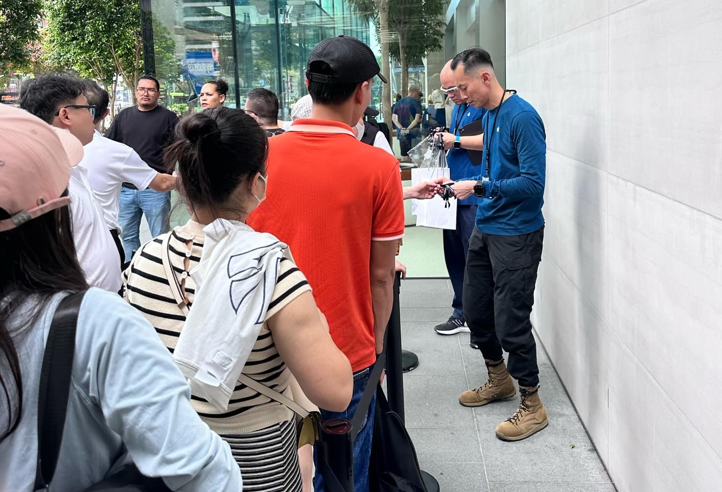 Sang tay vi tri xep hang mua iPhone 16, thu loi 5 trieu dong hinh anh