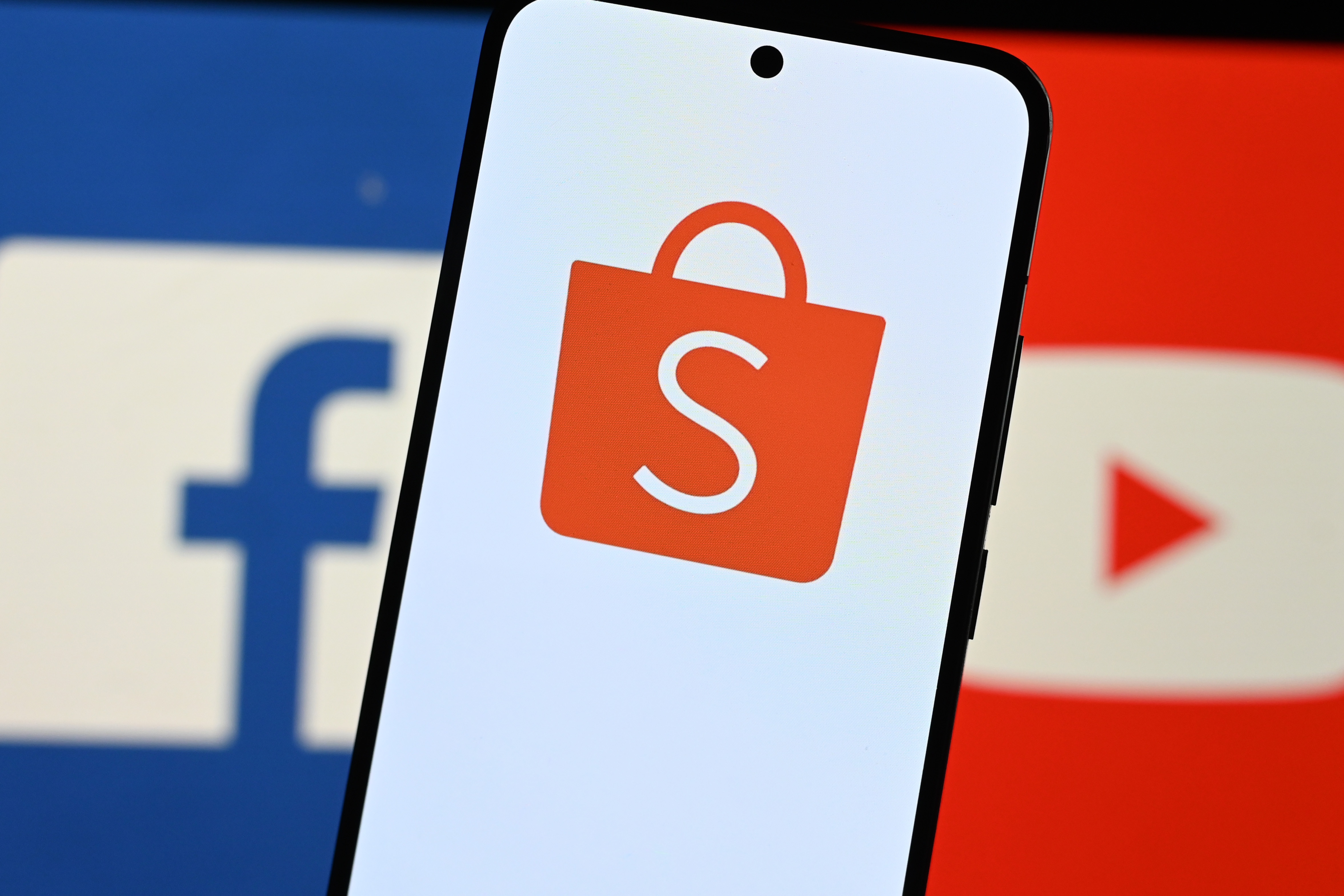 Vi sao Shopee moi Tran Thanh livestream, hop tac voi Facebook? hinh anh