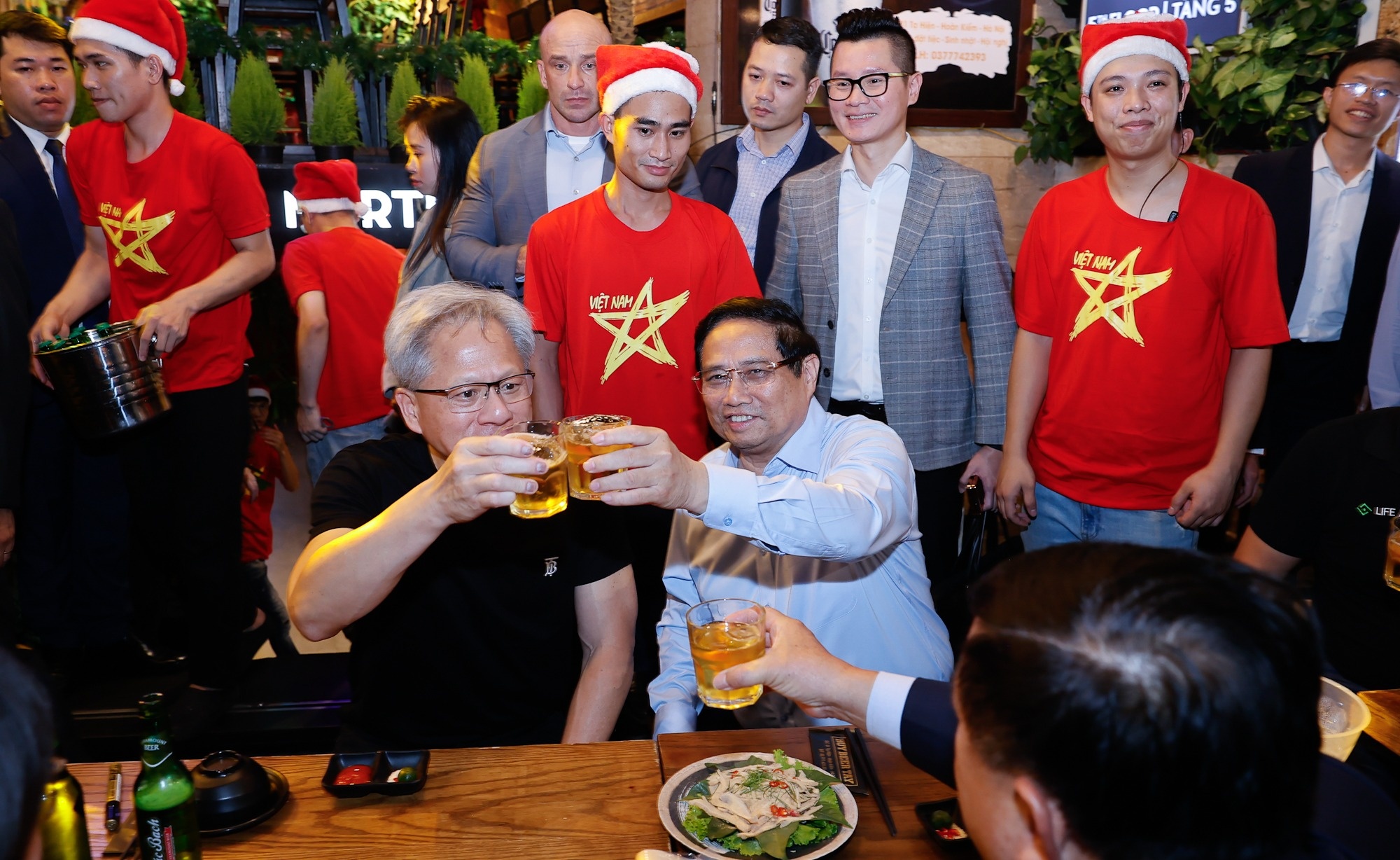 Thu tuong va CEO Nvidia dao pho co, uong bia Ha Noi hinh anh