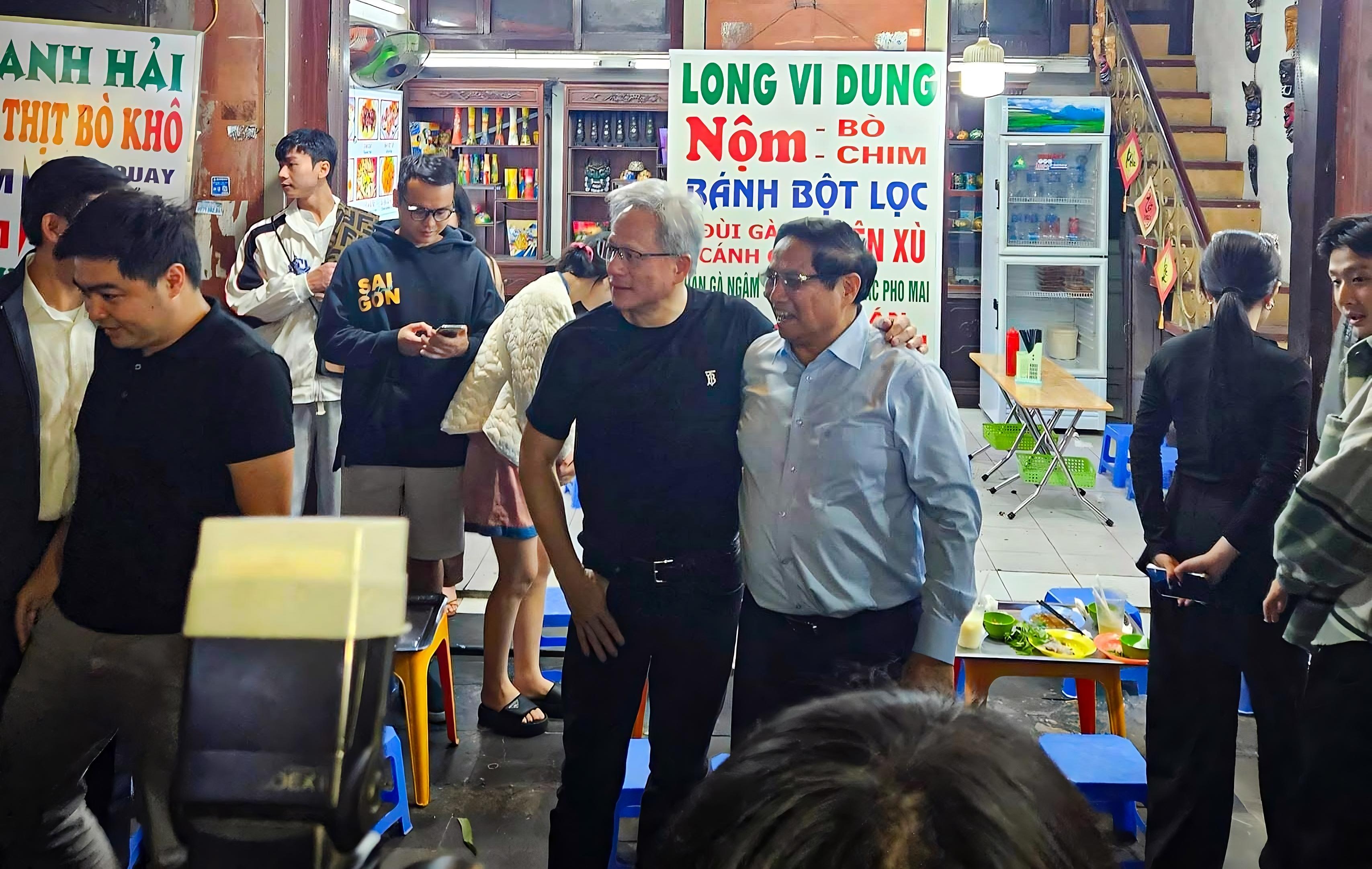 Thu tuong va CEO Nvidia dao pho co, uong bia Ha Noi hinh anh