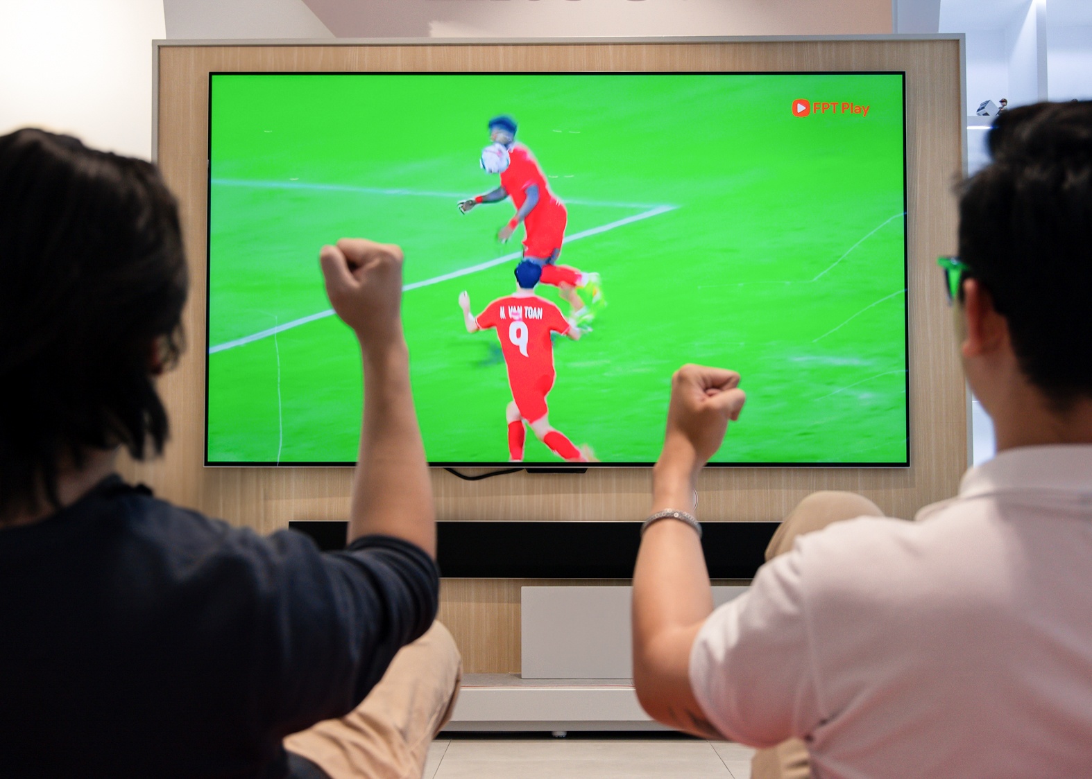 Toi xem Xuan Son ghi ban tren TV OLED dat nhat Viet Nam hinh anh