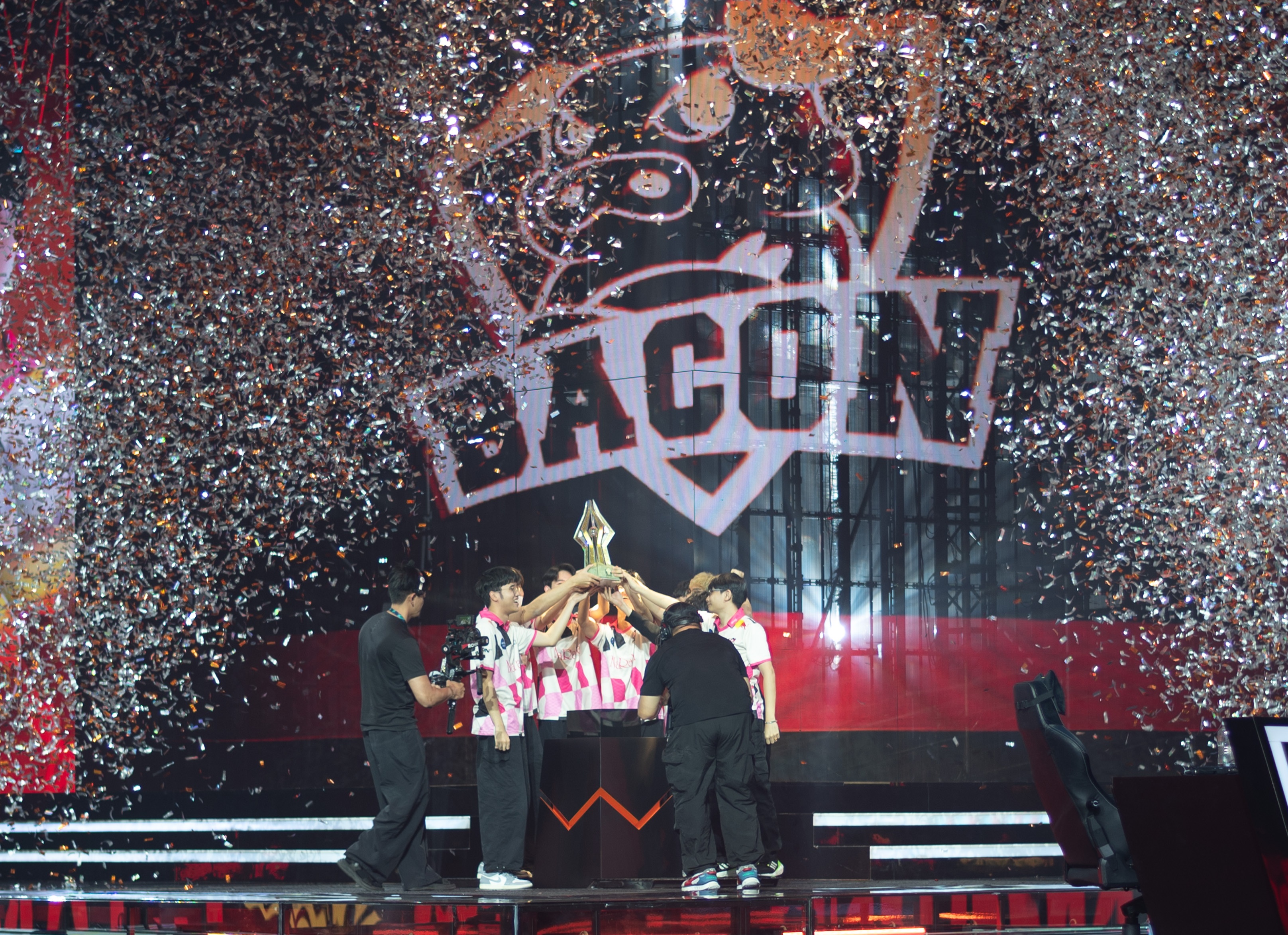 Hang tram fan Thai Lan den Viet Nam xem giai Lien Quan hinh anh