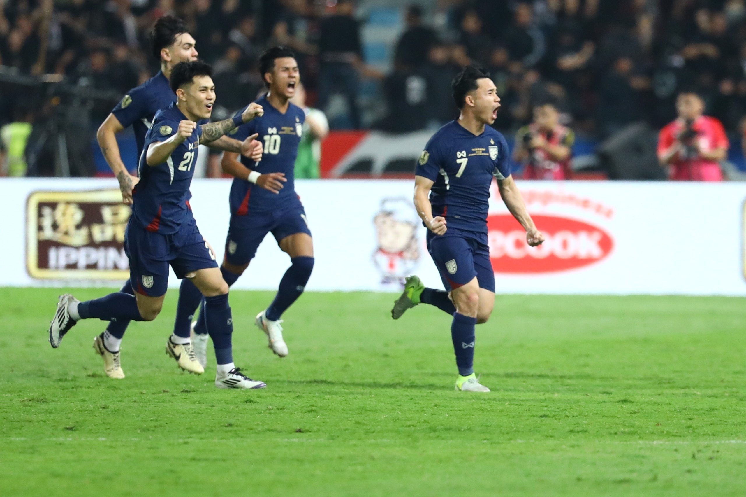 Fan Viet tan cong trang ca nhan cua Supachok hinh anh