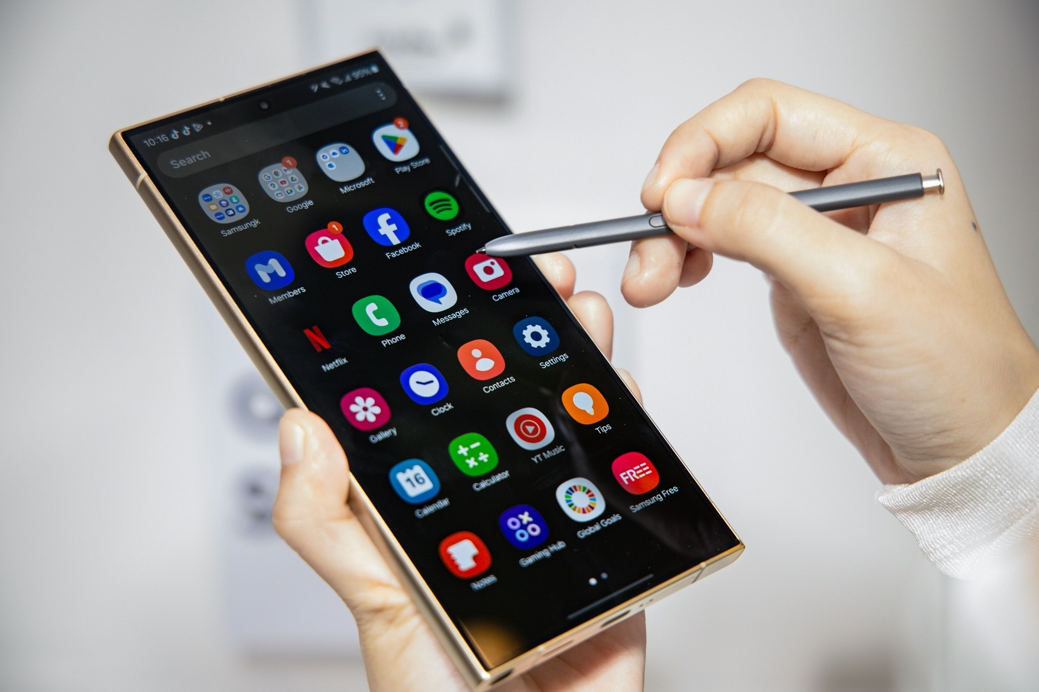 Galaxy S24 giam hon 10 trieu sau mot nam hinh anh